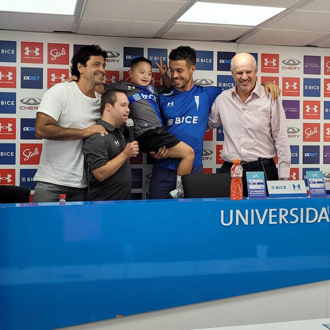 フランコ・ディ・サントのインスタグラム：「Hoy celebramos con Pablo, Agus ( festejó doble por su cumple 🎉😁) y @cruzados_oficial el día mundial del síndrome de down. Por un mundo más solidario e inclusivo ❤️🙏 21 de Marzo para recordar.  #sindromededown #aprender #inclusion」