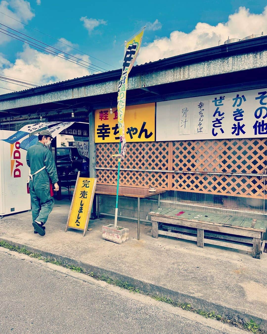 谷川じゅんじのインスタグラム：「Parlor Tomo at Nago Okinawa. リトルナップ卒業したトモくんが沖縄名護で始めたカフェ。場所はさっちゃんそば隣り。沖縄そば三枚肉の脂、後のドリップいい。開店遅めの15時から。 #goodvibesonly #goodneghibors #thisisjapan」