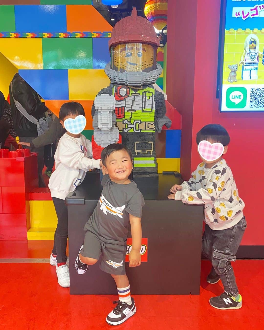Mai Wakimizuのインスタグラム：「大阪のレゴランドに行って来ました＼(^o^)／レゴにまだハマってない息子も着いた瞬間から大はしゃぎ！乗り物は割とすぐ乗れるしプレイルームは大充実だし、15分の4D映画は私も夢中になって見た♡(2枚目、めちゃくちゃキメたね♡笑)4時間boys達の汗と笑顔を沢山頂きました！笑 帰りは車乗って3秒で夢の世界へ。笑 私もめちゃくちゃ楽しかった＼(^o^)／ 5枚目おまけ♡ @shinkalinkable の息子くんがとにかく大好き！(ただの片思い) #2歳8ヶ月#2歳男の子 #レゴランド#レゴランド大阪#天保山マーケットプレース#レゴ#レゴシティイベント#限界突破だレゴシティ」