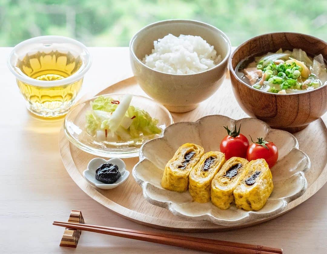 haru.のインスタグラム：「. おはようございます！ . 今朝は、#箱根湘南美味しんぼ倶楽部 @hakone.shonan.oishinbo 様に送っていただいた   #のり佃煮3個セット を使って、のり佃煮をたっぷりと入れた玉子焼きと、具だくさんお味噌汁の朝ごはん。 . #のり佃煮 には、佐賀有明産の最高級品質「一番海苔」を使用。 くちどけの良さや香りの濃さ、黒々としたきれいな色味が特徴の、そのまま食べても絶品の海苔を佃煮にしてしているそうなんです！ . ほんのり甘味もあって程よい塩気ののり佃煮は、香りも良く、ごはんのお供にぴったり🍚 旨みたっぷりであと引くおいしさです。 . ごはんと合わせるのはもちろん、おつまみとしていただいても最高ですよ！  贈り物にもおすすめの #のり佃煮3個セット  気になる方はぜひ #箱根湘南美味しんぼ倶楽部 @hakone.shonan.oishinbo 公式アカウントをチェックしてみてくださいね。 . .  #のり佃煮3個セット  #箱根 #移住生活 #箱根おうちごはん」