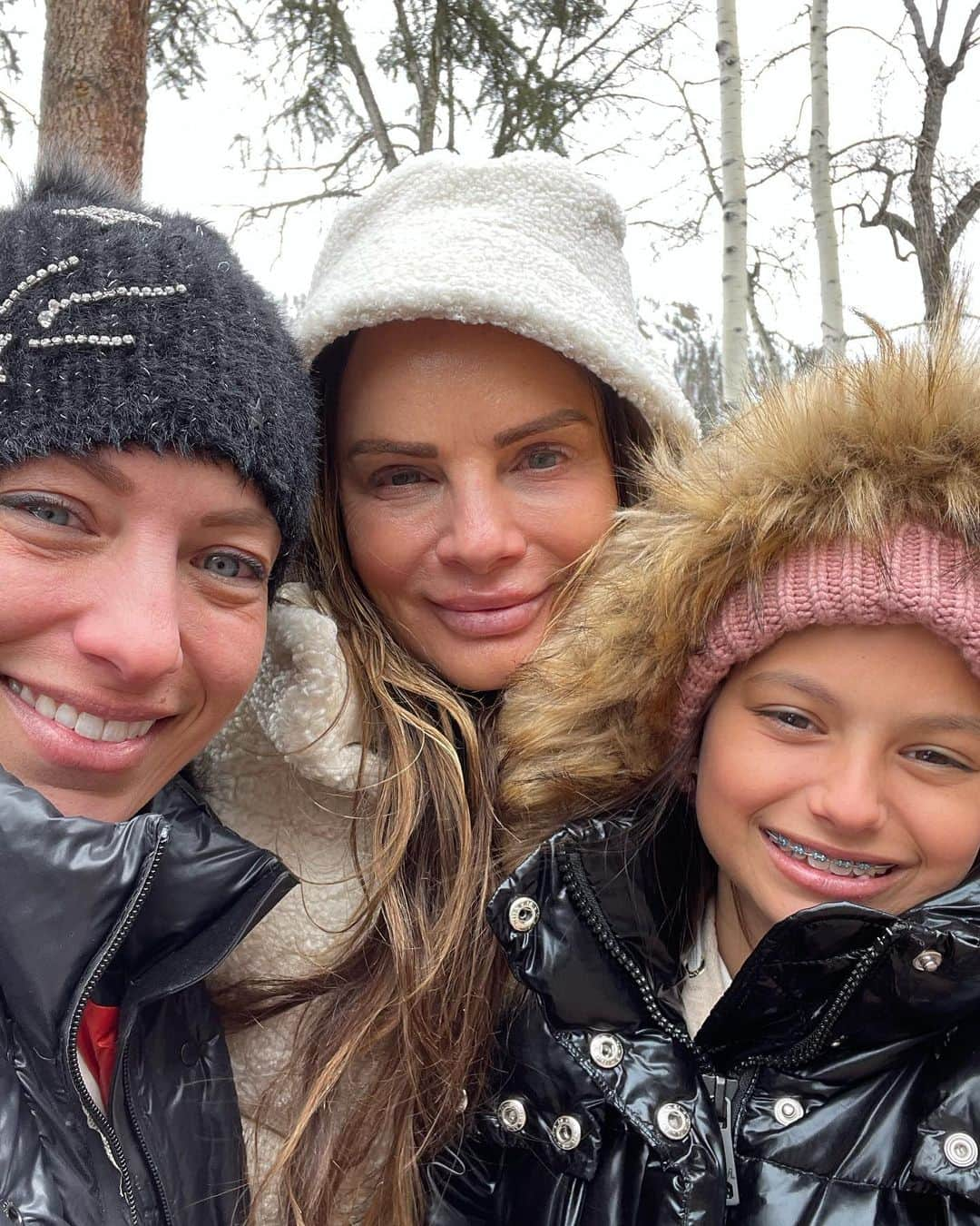 ガブリエル・アンウォーさんのインスタグラム写真 - (ガブリエル・アンウォーInstagram)「Girl lunch with the delicious @jesslieberman and #Casey followed by a spot of shopping. @shareefmalnik #fauxfur」3月22日 10時14分 - gabrielleanwar