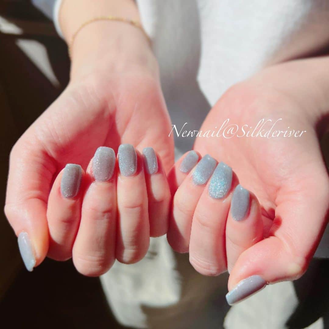 中島彩のインスタグラム：「Newnailは 人生初のブルー系💙  普段のお洋服にも合わせやすいように、柔らかい色合いのグレー系ブルーを配合して作ってくれました😍💕  光の当たり方や、見る場所で印象が変わる絶妙なミラーネイル💙  @_silk.kaori  @silkderiver   #ブルーネイル  #ミラーネイル  #スクエアネイル #メンカラネイル #メンバーカラーブルー  #シルクドリバー  #ネイルデザイン  #シンプルネイル  #春ネイル」