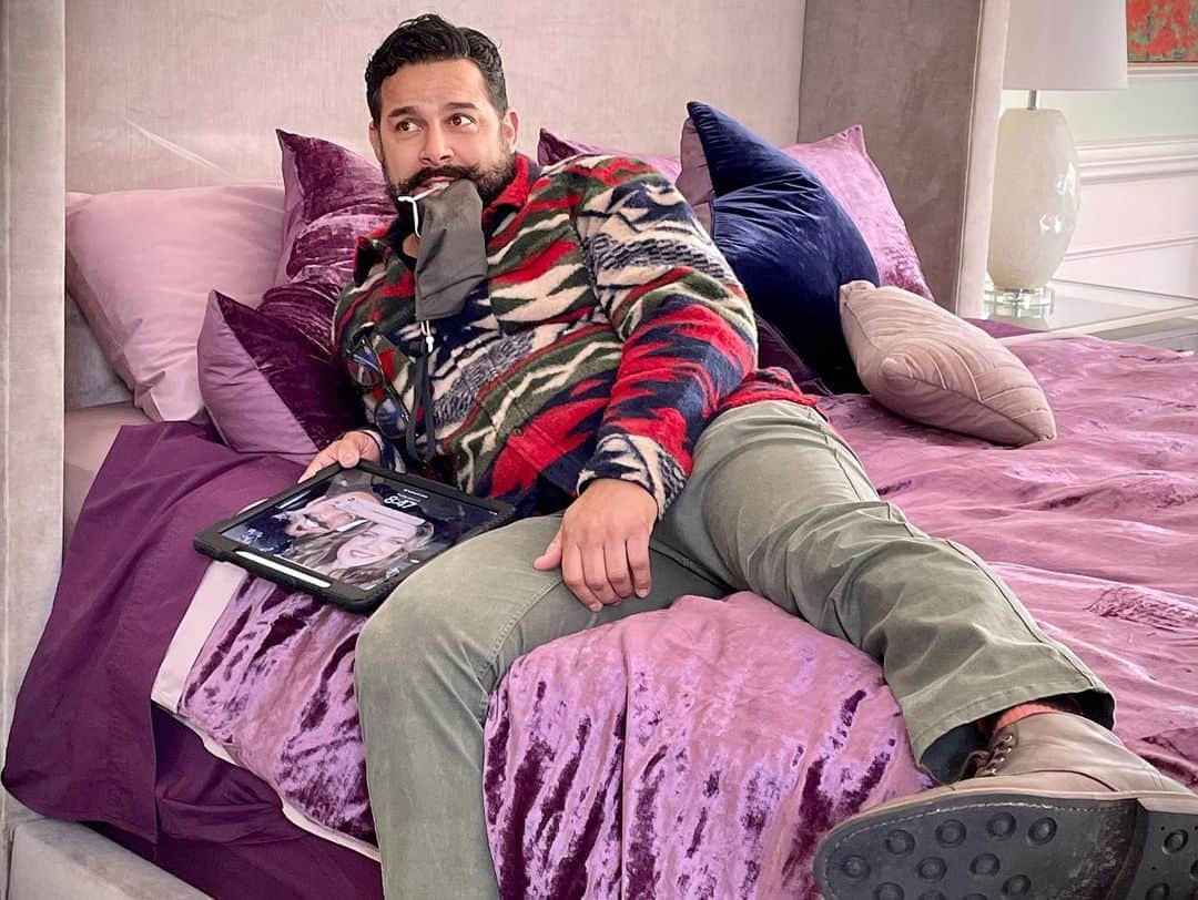 ジョン・ウエルタスのインスタグラム：「When I direct episodes of @therookieabc  I never ask my cast mates to do something I wouldn’t do…tune in tonight at 8pm PT to see which character I asked to hop in this bed…a #hint - It wasn’t @nathanfillion ! Oh and a shout out to these two lovely ladies… #Friend #Actress #Director #choreographer #bossbitch @yolakin and @alixangelis The #shadow who will make an excellent TV director!」