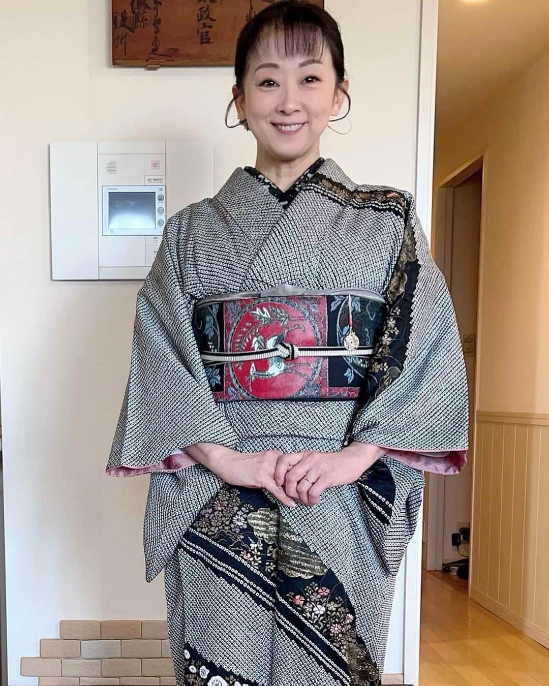 南かおりのインスタグラム：「着物学院の春の園遊会！基本的には眼福なひと時😁ちょこっと、司会もします。 黒でまとめてみたよ！ 半衿にはキラキラ🤩ストーンがついててなんか上がる⤴️  昔手作りした髪飾り。  帯飾りのみピンク！吉野でつけそびれた（笑）桜の根付け🌸  「園遊会」ってなんか響きがすてき😆」