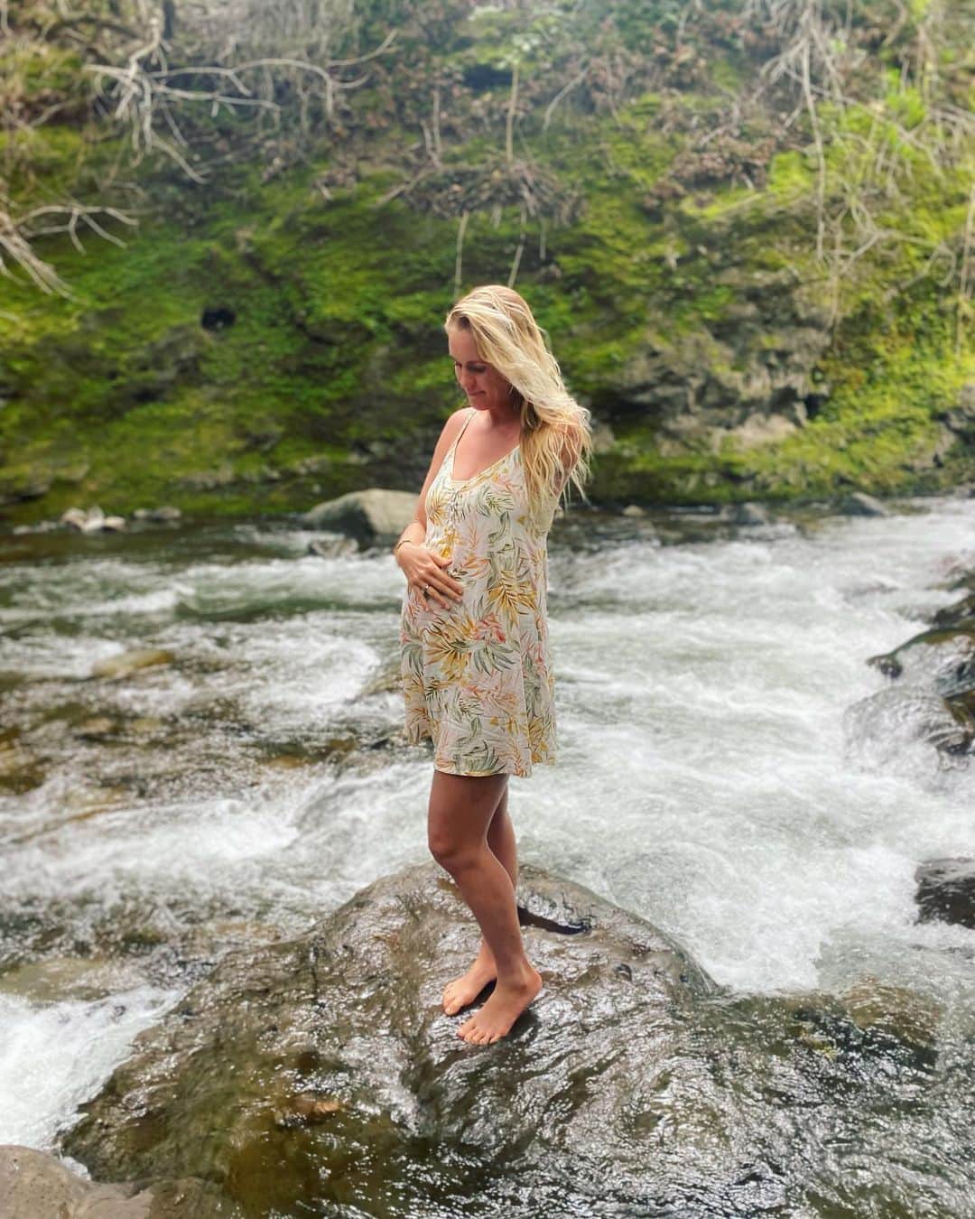 のインスタグラム：「The blessing of being able to bear, and sustain a new life is never lost on me.   “When a woman is giving birth, she has sorrow because her hour has come, but when she has delivered the baby, she no longer remembers the anguish, for joy that a human being has been born into the world.” ‭‭John‬ ‭16:21‬」