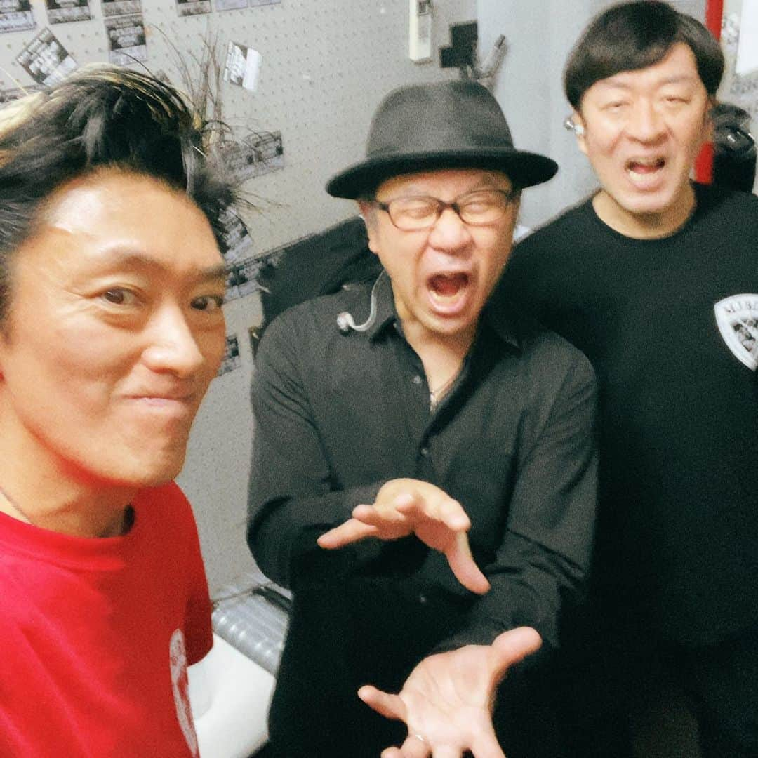 森純太さんのインスタグラム写真 - (森純太Instagram)「MJBD58 #6 仙台FLYING SON  初めて仙台にお祝いされに来たよ。 いつも盛り上がる仙台に伊藤毅とヨッチを連れて来たかったんだ。 そして初めましてのFLYING SON。 昔遊びに来たフライングハウス事務所がここにあったんだ。  初MJBD LIVEに相応しい盛り上がりで嬉しかった。 来て良かった。 また仙台で会おう。  そして今回で伊藤毅とヨッチとはしばしお別れになる。 2人共お疲れ様でした。 本当にありがとう。  今回OA 2回目のナチュラルキラーズ君(チヨちゃん) @thenaturalkillers  いつも熱い前向きな姿勢のLIVE良かったよ。 アンコールでもありがとう。  ・ ・  オーナー佐々木君 @flying_son.sasaki  大変お世話になりました。 次の機会でもまた会いましょう。  スタッフの皆様もありがとうございました。  グッズお手伝い @44nori310 君 お疲れ様でした。 話が広がって面白かった。  ・  3/25別府カッパーレイブンス はMJBD58ワンマンかラストの LIVE チケットまだあるから是非よろしく！！  配信チケットもあるよ！！  ・  MJBD58 赤Tシャツ仙台ステージで着て割と好評だった。  ・ ・  #森純太  #junskywalkers #ジュンスカ #伊藤毅 #ヨッチ #mjbd #lespaulcustom  #lespaul #gethappy #仙台フライングサン #仙台 #みんな #ありがとう #赤い #tシャツ  #欲しい #⁉️」3月22日 10時41分 - juntamori