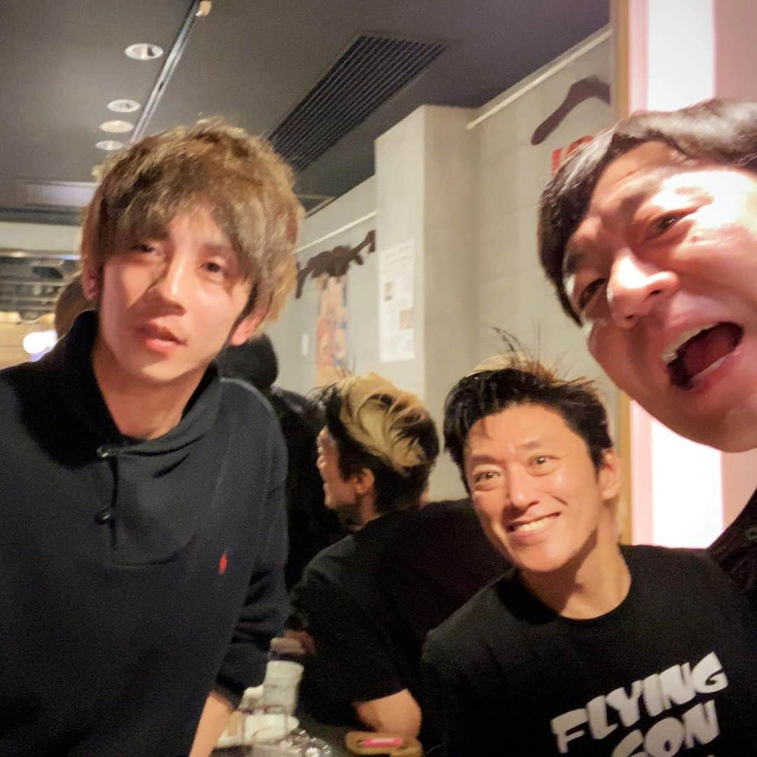 森純太さんのインスタグラム写真 - (森純太Instagram)「MJBD58 #6 仙台FLYING SON  初めて仙台にお祝いされに来たよ。 いつも盛り上がる仙台に伊藤毅とヨッチを連れて来たかったんだ。 そして初めましてのFLYING SON。 昔遊びに来たフライングハウス事務所がここにあったんだ。  初MJBD LIVEに相応しい盛り上がりで嬉しかった。 来て良かった。 また仙台で会おう。  そして今回で伊藤毅とヨッチとはしばしお別れになる。 2人共お疲れ様でした。 本当にありがとう。  今回OA 2回目のナチュラルキラーズ君(チヨちゃん) @thenaturalkillers  いつも熱い前向きな姿勢のLIVE良かったよ。 アンコールでもありがとう。  ・ ・  オーナー佐々木君 @flying_son.sasaki  大変お世話になりました。 次の機会でもまた会いましょう。  スタッフの皆様もありがとうございました。  グッズお手伝い @44nori310 君 お疲れ様でした。 話が広がって面白かった。  ・  3/25別府カッパーレイブンス はMJBD58ワンマンかラストの LIVE チケットまだあるから是非よろしく！！  配信チケットもあるよ！！  ・  MJBD58 赤Tシャツ仙台ステージで着て割と好評だった。  ・ ・  #森純太  #junskywalkers #ジュンスカ #伊藤毅 #ヨッチ #mjbd #lespaulcustom  #lespaul #gethappy #仙台フライングサン #仙台 #みんな #ありがとう #赤い #tシャツ  #欲しい #⁉️」3月22日 10時41分 - juntamori