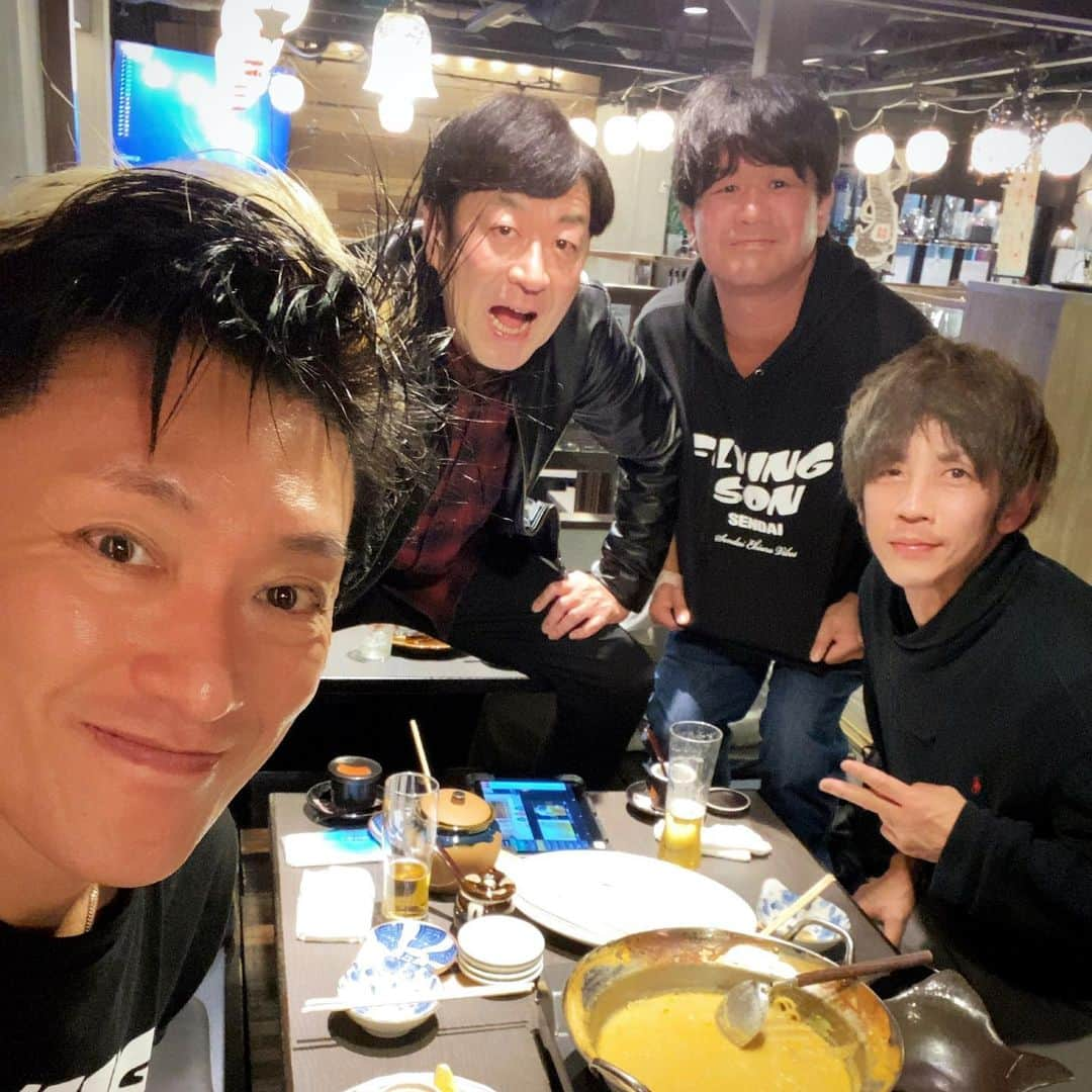 森純太さんのインスタグラム写真 - (森純太Instagram)「MJBD58 #6 仙台FLYING SON  初めて仙台にお祝いされに来たよ。 いつも盛り上がる仙台に伊藤毅とヨッチを連れて来たかったんだ。 そして初めましてのFLYING SON。 昔遊びに来たフライングハウス事務所がここにあったんだ。  初MJBD LIVEに相応しい盛り上がりで嬉しかった。 来て良かった。 また仙台で会おう。  そして今回で伊藤毅とヨッチとはしばしお別れになる。 2人共お疲れ様でした。 本当にありがとう。  今回OA 2回目のナチュラルキラーズ君(チヨちゃん) @thenaturalkillers  いつも熱い前向きな姿勢のLIVE良かったよ。 アンコールでもありがとう。  ・ ・  オーナー佐々木君 @flying_son.sasaki  大変お世話になりました。 次の機会でもまた会いましょう。  スタッフの皆様もありがとうございました。  グッズお手伝い @44nori310 君 お疲れ様でした。 話が広がって面白かった。  ・  3/25別府カッパーレイブンス はMJBD58ワンマンかラストの LIVE チケットまだあるから是非よろしく！！  配信チケットもあるよ！！  ・  MJBD58 赤Tシャツ仙台ステージで着て割と好評だった。  ・ ・  #森純太  #junskywalkers #ジュンスカ #伊藤毅 #ヨッチ #mjbd #lespaulcustom  #lespaul #gethappy #仙台フライングサン #仙台 #みんな #ありがとう #赤い #tシャツ  #欲しい #⁉️」3月22日 10時41分 - juntamori