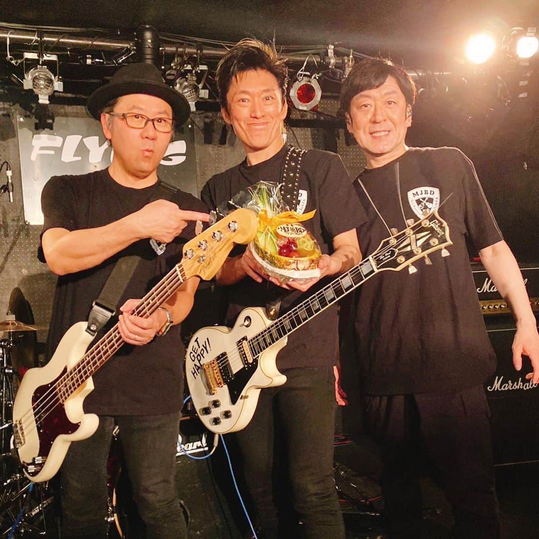 森純太のインスタグラム：「MJBD58 #6 仙台FLYING SON  初めて仙台にお祝いされに来たよ。 いつも盛り上がる仙台に伊藤毅とヨッチを連れて来たかったんだ。 そして初めましてのFLYING SON。 昔遊びに来たフライングハウス事務所がここにあったんだ。  初MJBD LIVEに相応しい盛り上がりで嬉しかった。 来て良かった。 また仙台で会おう。  そして今回で伊藤毅とヨッチとはしばしお別れになる。 2人共お疲れ様でした。 本当にありがとう。  今回OA 2回目のナチュラルキラーズ君(チヨちゃん) @thenaturalkillers  いつも熱い前向きな姿勢のLIVE良かったよ。 アンコールでもありがとう。  ・ ・  オーナー佐々木君 @flying_son.sasaki  大変お世話になりました。 次の機会でもまた会いましょう。  スタッフの皆様もありがとうございました。  グッズお手伝い @44nori310 君 お疲れ様でした。 話が広がって面白かった。  ・  3/25別府カッパーレイブンス はMJBD58ワンマンかラストの LIVE チケットまだあるから是非よろしく！！  配信チケットもあるよ！！  ・  MJBD58 赤Tシャツ仙台ステージで着て割と好評だった。  ・ ・  #森純太  #junskywalkers #ジュンスカ #伊藤毅 #ヨッチ #mjbd #lespaulcustom  #lespaul #gethappy #仙台フライングサン #仙台 #みんな #ありがとう #赤い #tシャツ  #欲しい #⁉️」