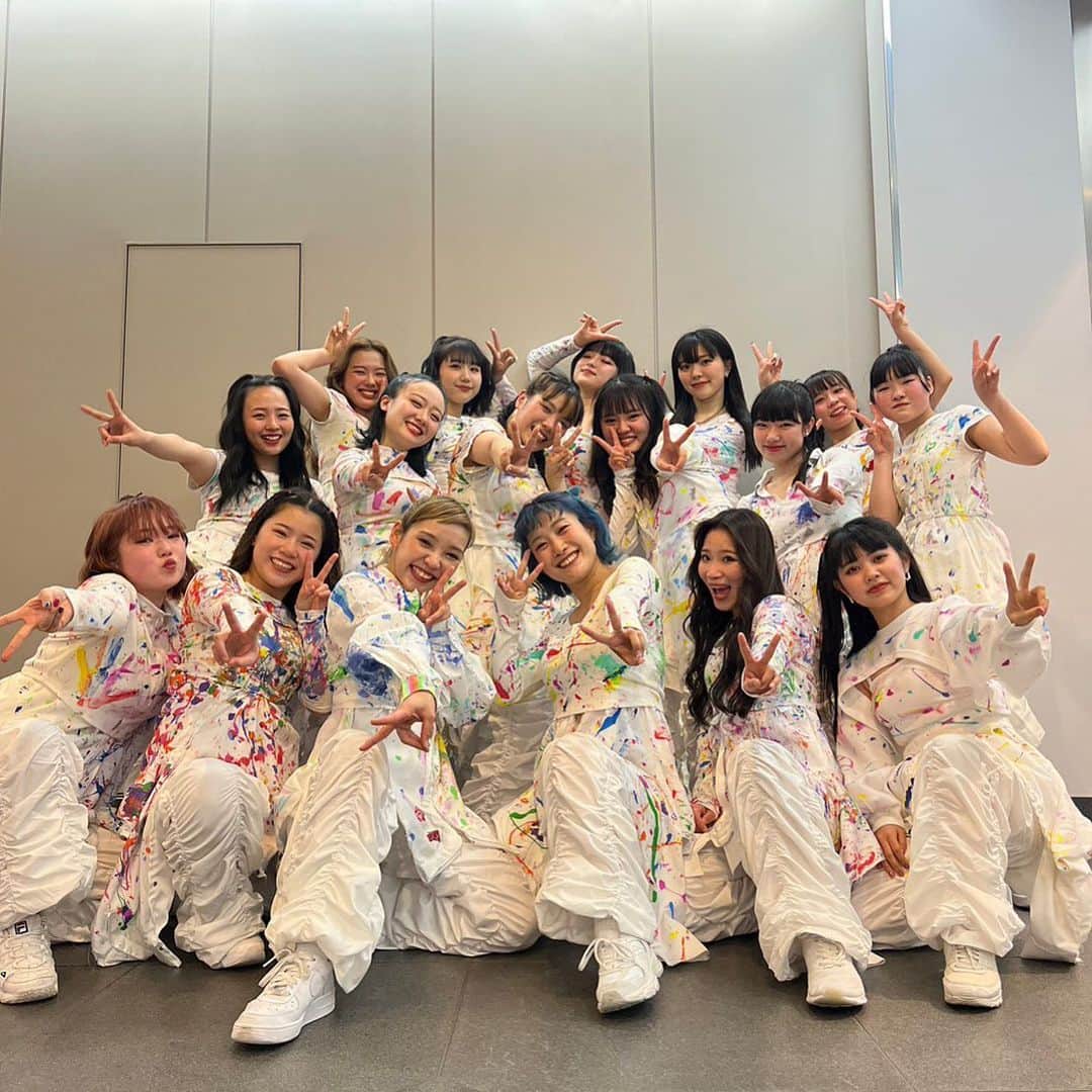 HANAのインスタグラム：「🎨🌼🎤🎭🏳️‍🌈  想いがありすぎて更新できなかった🫠♡  Gekojamありがとうございました❤️🔥  この作品がわたしの最後の作品でもいいって 思える作品になりました❤︎ そんな作品にしてくれたメンバーがほんとにひとりひとり 素敵で最高のカラーをたくさん持ってるの🎨♡  でもまたこのメンバーで一緒に踊りたいから 私はまだまだ頑張り続けますっ😘✊🔥✨  みんなは私の宝物で私の自慢です💗💞 心からありがとう😌 ダイスキ。  語り出したら長くなるからこれぐらいにしとく♡笑  @gkkj.tokyo  @yoshikidb さん、関係者の皆様 本当にありがとうございました🙇🔥✨  @kahonnaaaa 誘ってくれてありがとう❤︎♡❤︎♡」