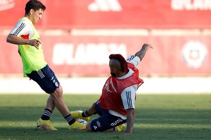 アルトゥーロ・ビダルのインスタグラム：「Con la misma ilusión y las ganas de mi primera nominación a la selección 🇨🇱🇨🇱 , estoy orgulloso de vestir esta camiseta y de representar a mi país en todos lados!!!🇨🇱🙏🏽❤️🤴🏽👑 vamos Chile…」