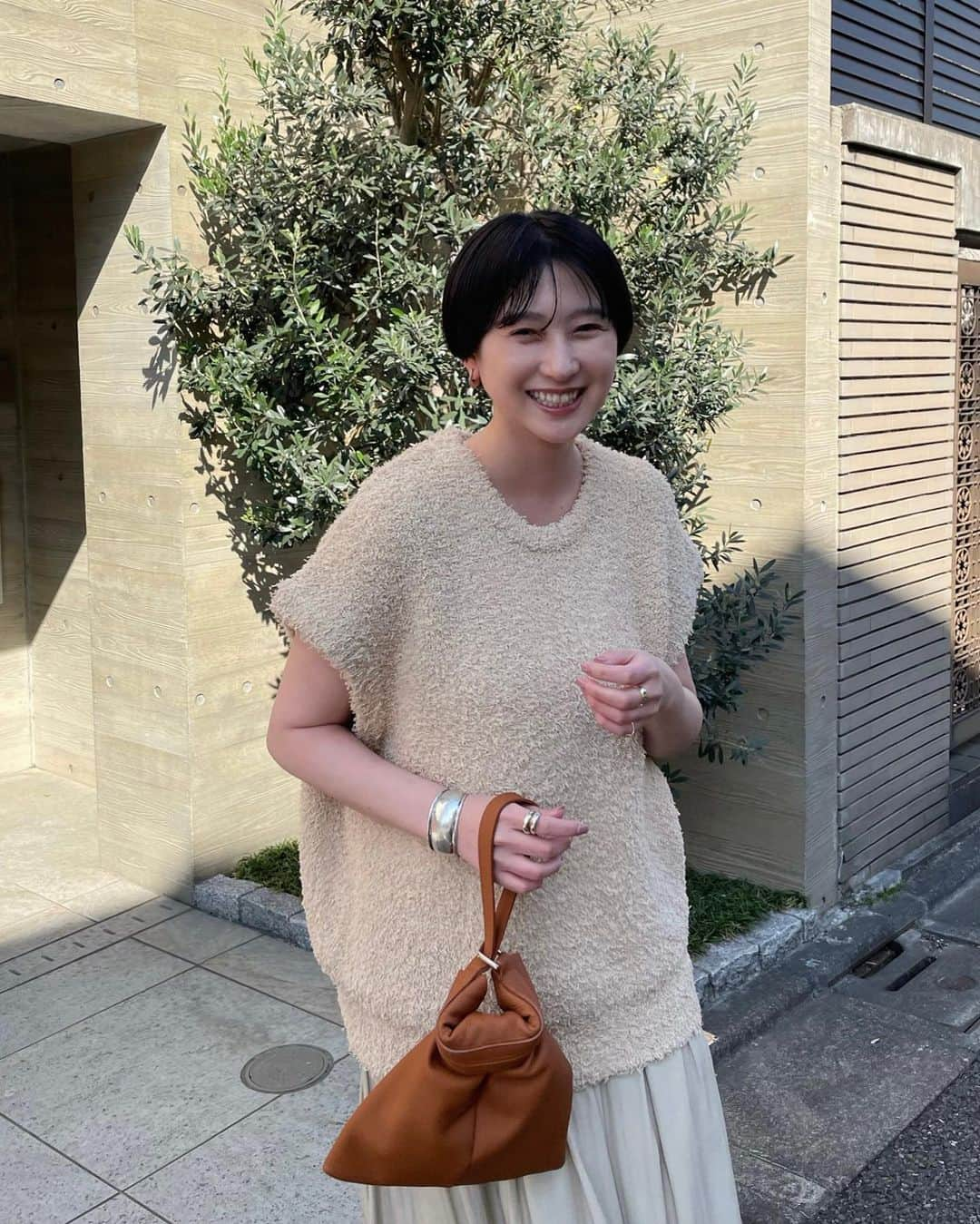 松本有理奈さんのインスタグラム写真 - (松本有理奈Instagram)「もふもふな素材感が可愛いニットトップス。 腕がすっぽり隠れるMANOF袖✨ 糸自体に特徴があるのであえてシンプルなデザインでも映える1枚です！  合わせてるパンツも本日発売。 着回し力の高いスカート見えするギャザーワイドパンツ。 ストンと下に落ちるドレープ感と、歩くたびに大きく揺れる女性らしい印象のパンツ。 サラッとした落ち感のあるソフトな素材を使用しているのでギャザーの寄り方がとても繊細です。 ぜひチェックしてみてくださいね😊 #manof#manof#ユリナコーデ#ユリナズスタイル  ⁡」3月22日 11時11分 - yurina0714