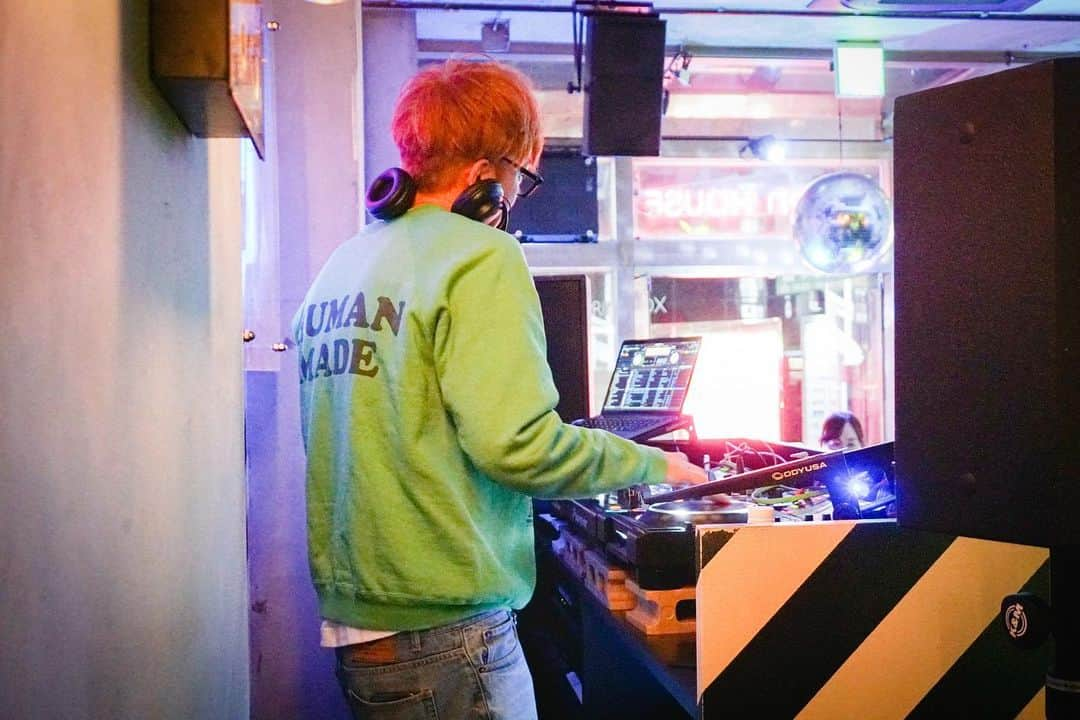 DJ U-ICHIさんのインスタグラム写真 - (DJ U-ICHIInstagram)「久しぶりの #sevenHOUSE DJプレイでした♪ 遊びに来てくれたみなさん、そしてsevenHOUSE のスタッフのみなさん沢山盛り上げていただきありがとうございました。  90分色んな選曲含めて楽しめたかなと思います。距離が近いのもいいですよね！お酒飲んだり、友達と話してたり、そんな空間の中で良い音聴ける♪ CLUBとは少し違ったゆったりした雰囲気がいいですよね！  また、ぜひぜひ DJやらせてください✨ よろしくお願いします。  📸 @nakano_royale_thepink  撮影ありがとう  #osaka #dj #djuichi」3月22日 11時28分 - djuichi_official