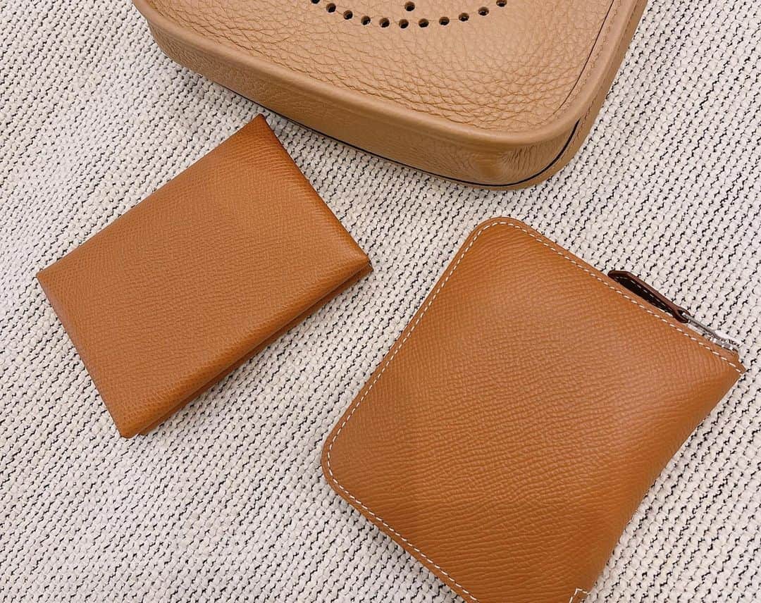 のインスタグラム：「昨日お財布と名刺入れを新しい物にチェンジ 今回はちょっと大人っぽく goldカラーに✨  名刺入れも同じカラーにしてみました。  名刺入れは内側のバイカラーが開く度にキュンとします。  心機一転良い事が舞い込んできます様に✨  #エルメス#お財布#名刺入れ#ゴールド」