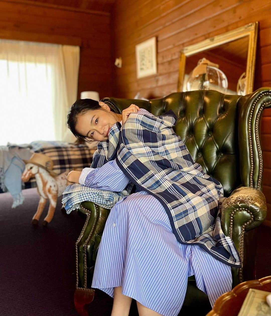 黒谷友香のインスタグラム：「皆さん、こんにちは🤗 今日はお天気が良くて気持ちが良いね！こんな日は、外に出てお散歩したくなっちゃうなぁ🌳👟🌞 朝のコーヒー☕️タイム、好きなんだよね〜。朝専用マグカップも何個かあったりする（笑）  皆さんはどんな時間を大切にしてますか？  #ralphlauren#poloralphlauren#乗馬#馬#東京#tokyo#sdgs#ログハウス#着物#ハーブ#地球温暖化#ガーデニング#LOVOT #ラボット#diy#日本#日産 #nissan#EV#日産ariya#ai#大鵬薬品工業#バップフォーレディ#エビス#プレミアムケアハブラシ#いち瑠#黒谷友香」