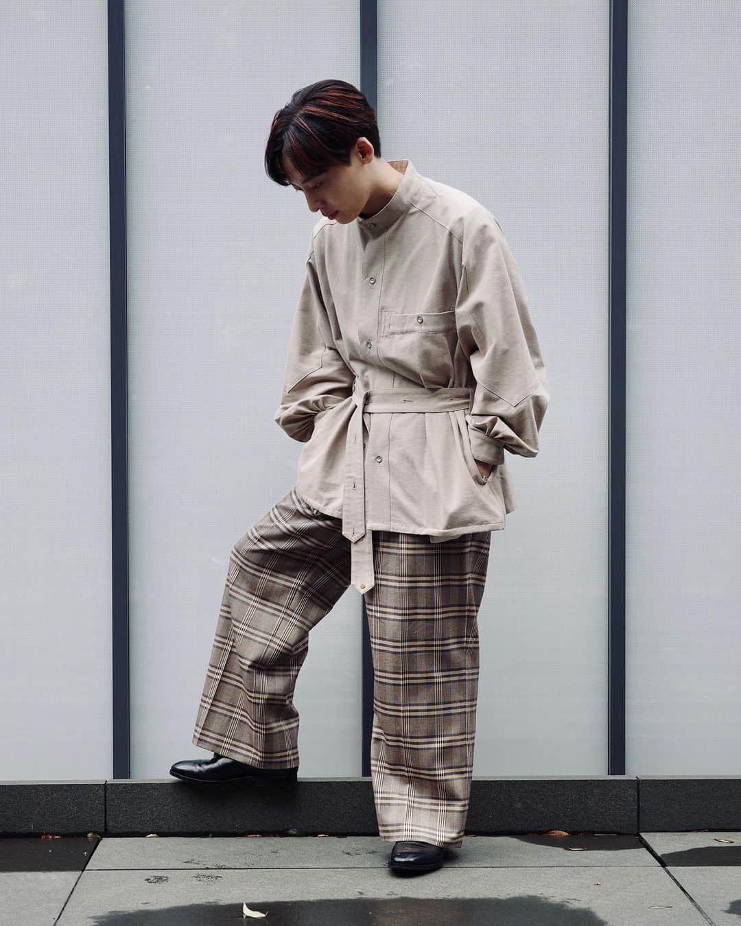 工藤大輝のインスタグラム：「私服。  3月もいよいよ後半に差し掛かり、秋冬特有の茶色やベージュで纏めたくなるシーズンも終わりを告げようとしているところ。これは雨の日だったのでまだいけるなと思って着ました。  @niceness_official のNEWTONというタイプのシャツジャケット。フランスとアメリカのミックスみたいなディテールで、柔らか過ぎず渋過ぎず。コットンとカシミアなのでサラッとしつつもしっかりした生地感。ウエストのベルトっぽいやつの在り方で着方もアクセント付けやすいときたもんだ。  これは絶対欲しくて @lechoppe.jp さんに直ぐ連絡した記憶があります。そう言えば靴も @lechoppe.jp × @leyuccas です。  パンツは @interim_tokyo のバギースラックス。LVMHのデッドストック生地を使った薄手のウール素材。軽い&シワつきにくい。これは生地違いも持ってます。シリーズで出るのであれば集めたいくらい。  これは札幌に行った時 @thread.sapporo さんで現物見て履いて心掴まれました。生地ももちろんだけど、形が大好きだし丈詰めなしでジャストサイズだったところが100点。  #niceness #interim_tokyo #leyuccas」