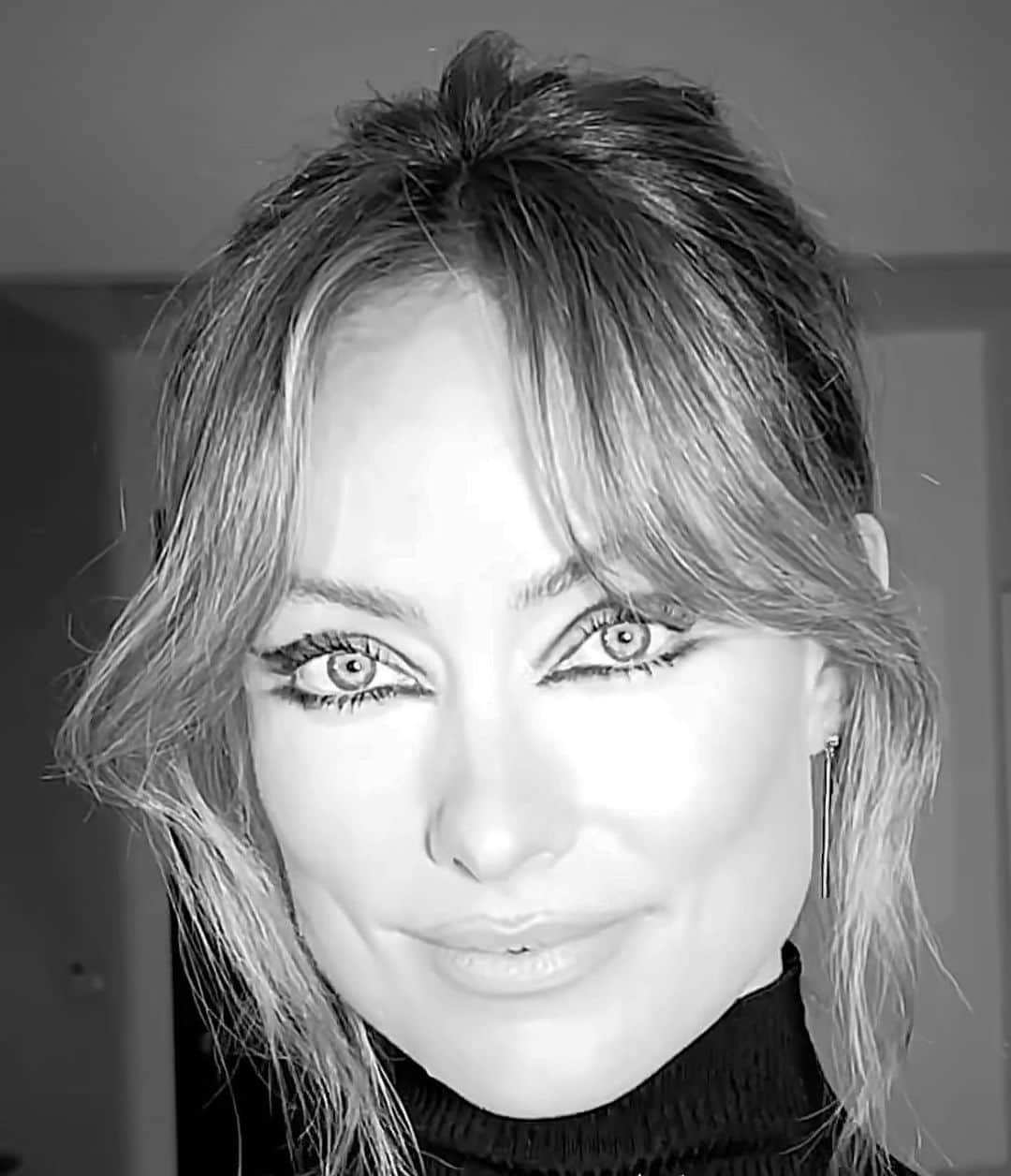 マラ・ロザックのインスタグラム：「BANGS…but the ones you need💥OLIVIA with what I call a “French girl bang” They’re a very light long bang that are blended into a jawbone length layer giving a flattering sculpted shape around the face. Perfect if you throw your hair up. In 🤍」