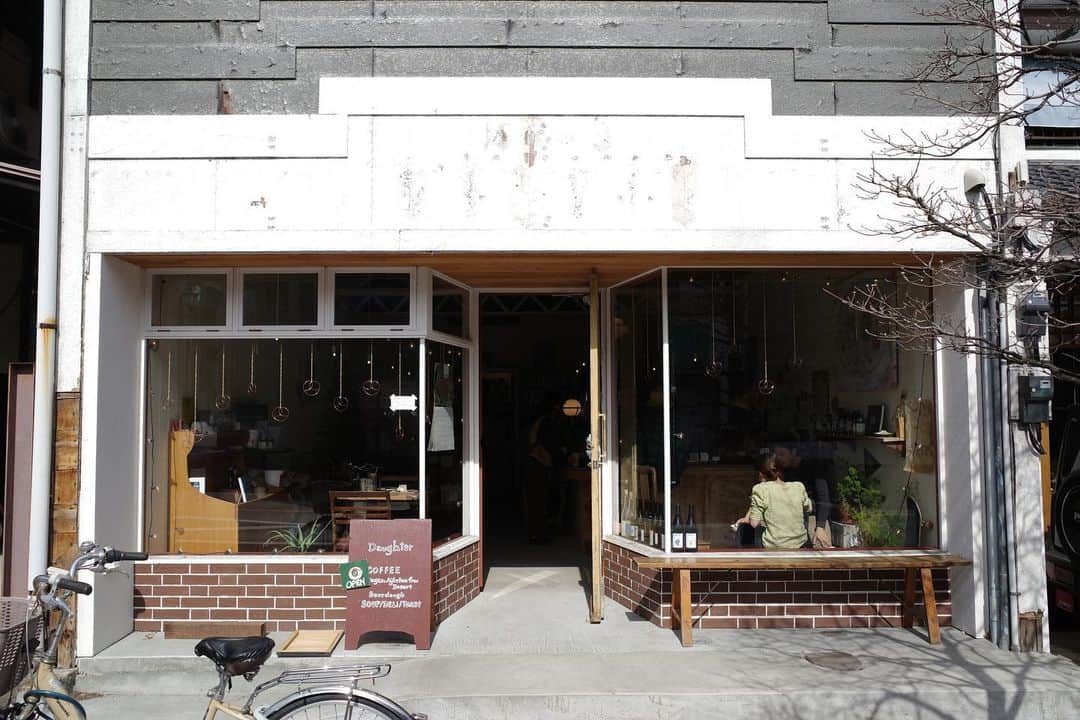 石井輝明さんのインスタグラム写真 - (石井輝明Instagram)「山梨、韮崎。 本当に好きなオシャレさだった。 そしてパウンドケーキがすんごく美味しかった。  今日はいい日でした。 明日もいい日でありますように。  #daughter #cafe #coffee #カフェ #コーヒー #喫茶店 #山梨カフェ #韮崎カフェ #カフェ芸人」3月22日 21時22分 - comandanteishii