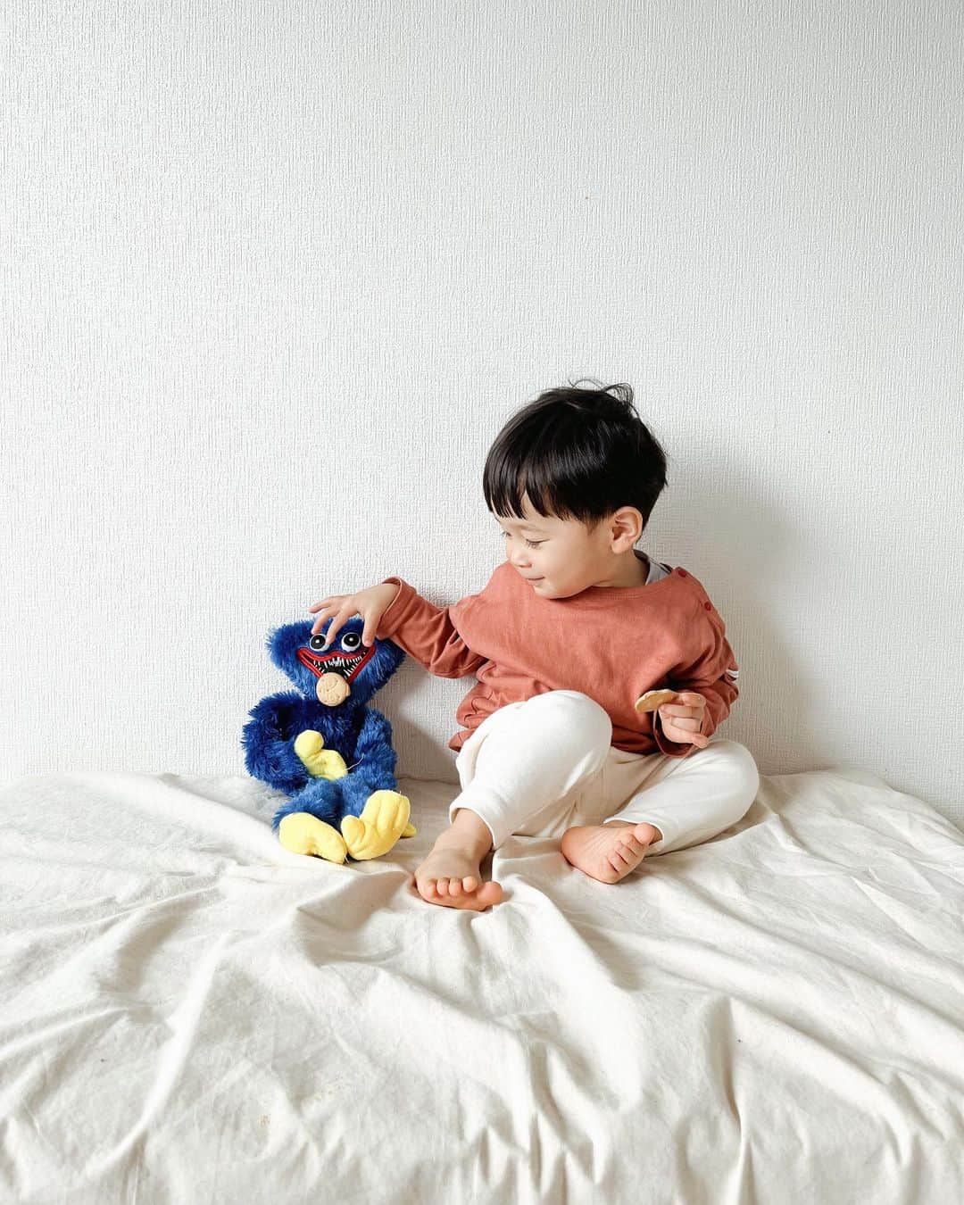 のインスタグラム：「* * * 最近『👦🏻バギーバギー』やかましすぎてw ハギーワギーのぬいぐるみ買ってあげたら めちゃくちゃ喜んでた😂💓 2枚目嬉しすぎてしゃくれとるw * * * #ハギーワギー  #poppyplaytime  #huggywuggy  #2歳男の子 #2歳4ヶ月 #男の子ママ #イヤイヤ期真っ只中」