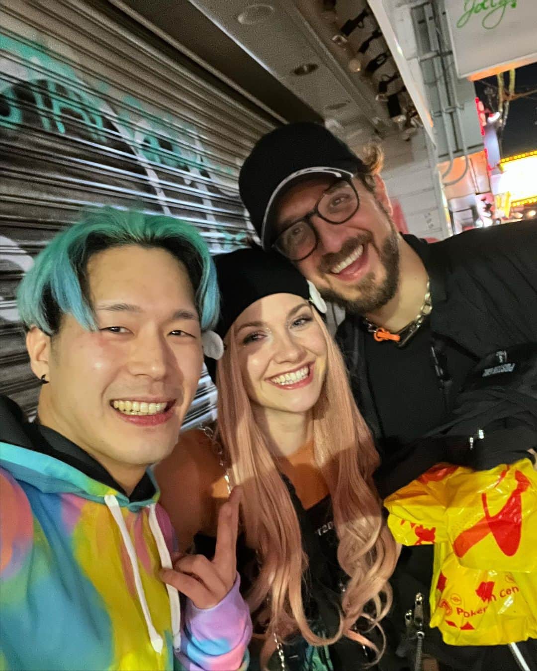 KAYLLYのインスタグラム：「先日、超絶有名なLAのシャッフルダンサーのMary Graceから「日本来てるよ！一緒に踊ろう」とのDMを頂き、急遽大阪行ってきました！！ 会話する中で知ったのですが、僕も普段よく聴く、SPEED HOUSEの天才プロデューサーALRT氏とご結婚されていたようで、日本ツアー中という事で来日していたようです！！凄い偶然！知らなかった！ せっかくなのでALRTのDJプレイを（ゴリゴリに）楽しんだ後、Mary Graceと動画を撮りました！！本当に物腰柔らかで素晴らしい方でした！行ってよかった〜 LAには他にも会いたいシャッフラー居るし、またいつか遊びに行きたいなーと！🤩思ってます！🔥 @marygrace @alrtmusic   #shuffledance #cuttingshapes #marygrace #kaylly」