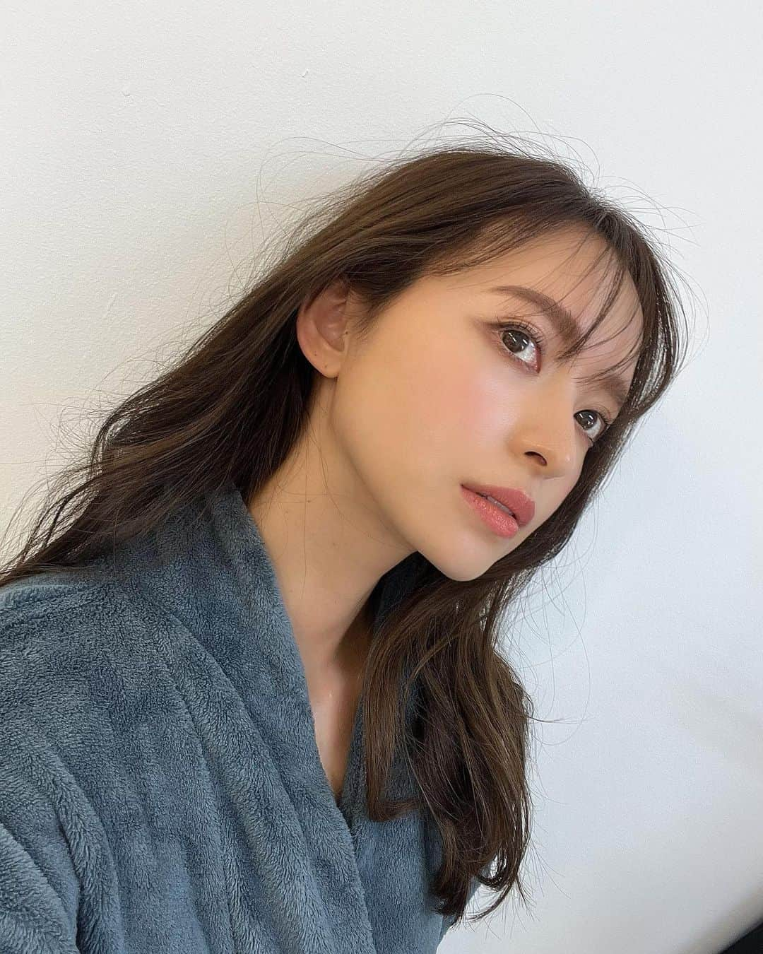 中北成美さんのインスタグラム写真 - (中北成美Instagram)「今月も @environsginza にて エッセンシャルエイジングケアコース💆‍♀️✨  ソノイオントリートメントを プラスすることで 超音波とイオン導入の 同時出力によって 手で塗るより 40倍の浸透力UP なので私は 気になってる目の下のゴルゴ線 ほうれい線、首のシワなど 集中的にケアしてもらってます🫶  ホームケアでもつかってる #ゴールドロールキット を施術でも ブラスしてもらって さらに浸透力UP✨✨✨🌟  花粉や大気汚染で 肌荒れしやすいから エンビロンでしっかりケアして インナーケアで サプリを引き続き摂取💊  マスクを外して良くなってきたし これから紫外線も増えてくるから サロンでもしっかりケア🌞  エンビロンのスキンケアは 肌本来の良さをビタミンAが高めてくれるという、、 何十年たっても研究を怠らない ほんとに素晴らしい スキンケアブランド( ᵒ̴̶̷̤◦ᵒ̴̶̷̤ )♡  ビタミンAも他社さんの スキンケアよりも高純度✨✨ マンツーで今のお肌にあうものを 提案して頂けるのも ほんとに助かってます👏✨🥹  お肌にお悩みのある方には とってもオススメ🤍 悩んでいる方は1度カウンセリングを オススメします♥️  トラブルの多い 春🌸ケアしていきましょう😘  #ENVIRON #ENVIRONGINZAエンビロン #エンビロン銀座 #エンビロンエステ #promotion #スキンケアマニア #エイジングケア #ツヤ肌 #フェイシャルトリートメント #ソノイオントリートメント #イオン導入 #エッセンシャルエイジングケア #肌質改善 #ゴールドロールキット」3月22日 21時16分 - nrm10260