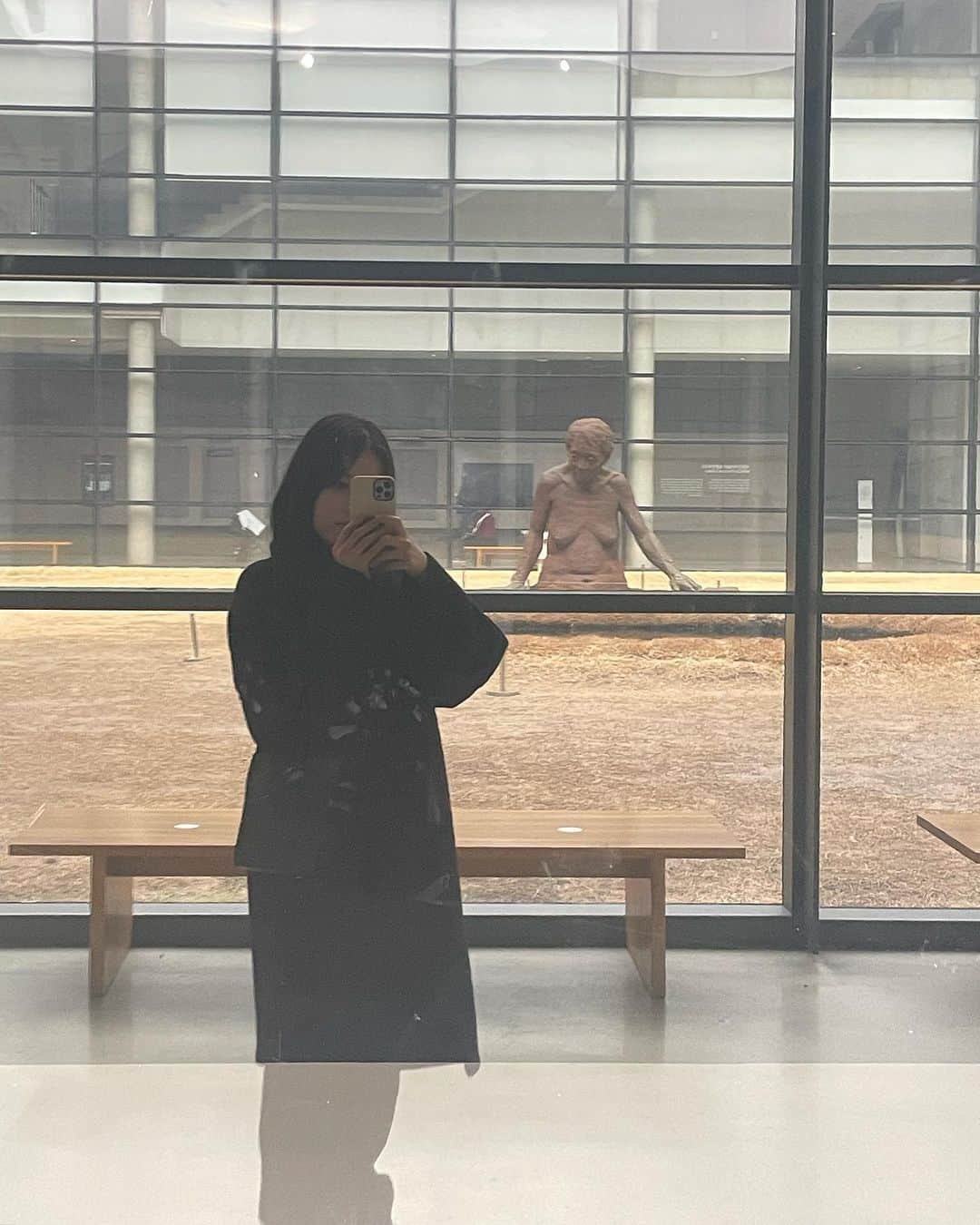 Lilmeさんのインスタグラム写真 - (LilmeInstagram)「#현대미술관 #現代アート  韓国では積極的に様々な場所にある美術館へ行きました 特に最近私が気になってよく観に行くのが現代美術。  美術館にいくと新たな考え方や価値、 社会的な出来事への反発、 身近な物事への気づきが生まれます。  社会に新しい出来事が起こると また新しい作品が生まれるので飽きません。  現代アートに触れると誰かの考え方や物の見方に 触れることが出来るのでいつもと違った角度から 物事を考えさせられます  正解も不正解もないアートの世界は まだまだ奥が深くて面白い  日本でもいろんなアートを観に 美術館へ行ってみようと思います🎨  皆さんのおすすめの美術館があったら教えてください♪」3月22日 21時16分 - lilme_official