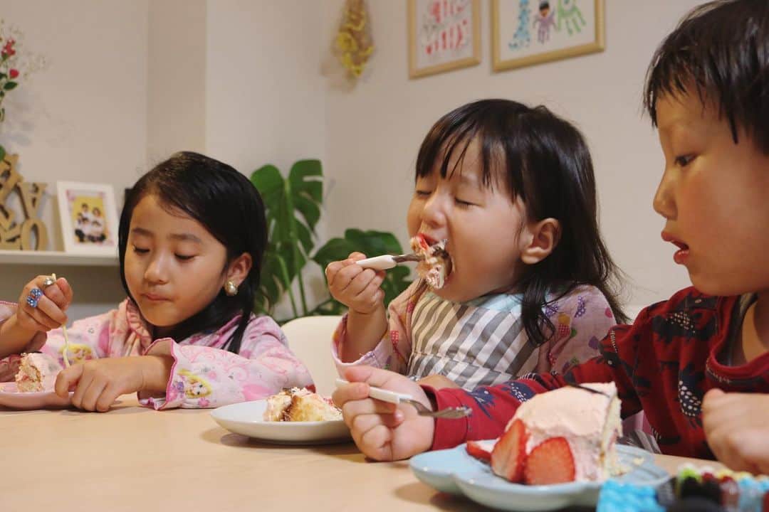 高橋まりなのインスタグラム：「. 昔の写真を見返していたら、可愛い3人の写真がたくさん😌 鬼になることが多すぎて👹 生きてるだけでこんなに可愛い存在が3人もいたなんて、すっかり忘れてた…。 特に次女は、 "気が付いたら3歳になってた！" ってくらい、3人の子育てにいっぱいいっぱいすぎて、一瞬だったな。 この頃の子ども達にもう一度会いたいなぁ😢 あと新生児期の子ども達を抱っこして、匂いをかぎたい😌 . . . #3きょうだい#20170508」