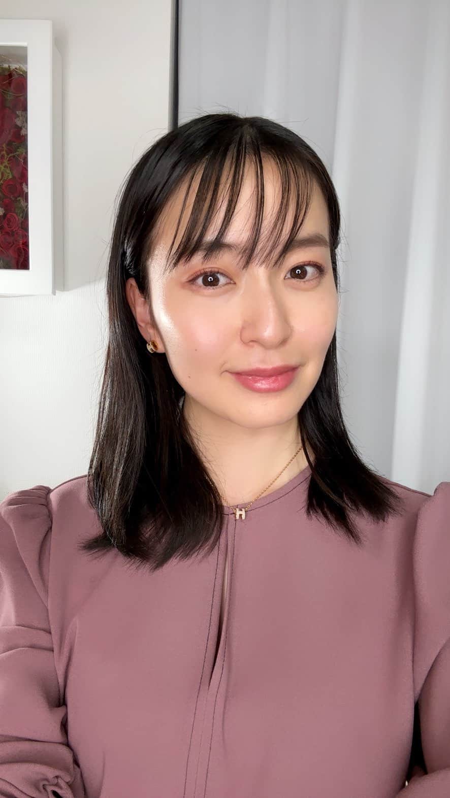 岩間恵のインスタグラム：「たくさんのコメントありがとうございました✨​ お家でしっかりケアができるスムーズスキン、夏に向けておすすめです♪​ ​ @smoothskinjp​ ​ 公式サイトで購入すると、お得なセットが販売されているので、ぜひストーリーズから見てみてね！​ クーポンコードで半額になるので​ この機会に試してみてください☘️​ ​ #スムーズスキンベアスマート #スムーズスキンピュアフィット #スムーズスキン #sponsored #脱毛 #おうち時間 #巣ごもり美容 #家庭用脱毛器 #家庭用光脱毛美容器」