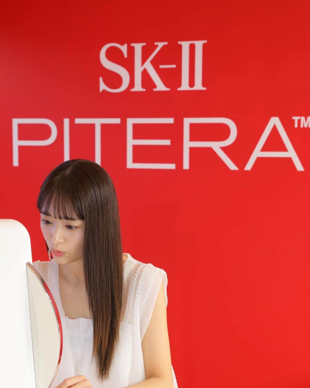 近藤千尋のインスタグラム：「季節の変わり目でお肌が揺らぎやすくなるので SK-II独自の肌測定でお肌のチェックをしてもらいに行ってきました🌸 肌年齢が、、、21歳😭❤️  私は定期的にSK-IIで肌測定してもらって、今の自分の肌状態を知ることを大切にしてるけど（結構肌って自己診断しがち）、 いつもアドバイスが的確でやっぱり プロにみてもらうのが大切だな～って実感🥹  25歳の頃からSK-IIにはお世話になっています😭✨  春の時期はゆらぎ肌になりやすいので 肌を整えてくれるピテラ™は本当におすすめです💕  #肌調和 #肌測定 #神エッセンス #SKII #ピテラ」