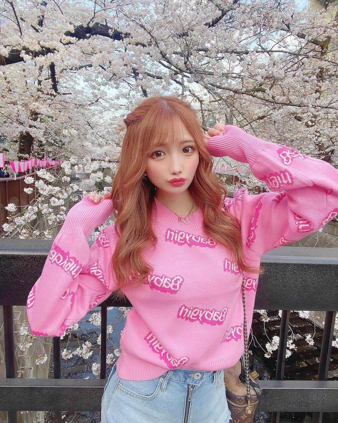 のインスタグラム：「SAKURA〜🌸🌸🌸💓  今日は池尻のカフェに行ってから 目黒川の桜を見に行ってきたぁ〜♡  明日から雨だからね🥹🥹🥹💦 散っちゃうだろうし今日見れてよかった🥲💗  綺麗に咲いてたよ〜♡  桜のピンクに合わせて着ていったこのトップスは、 @trend_gossip さんのだよー💓  色とロゴがかわいいよね🌈💕  みんなはもう桜見たぁ〜？？🥰🌸 . . . #中目黒 #中目黒桜 #目黒川の桜 #目黒川桜まつり #🌸 #桜並木 #桜ライトアップ #桜スポット #お花見 #お花見コーデ #ハーフツインアレンジ #ピンクコーデ #春コーデ #ビジョビ @b_b_j.j」