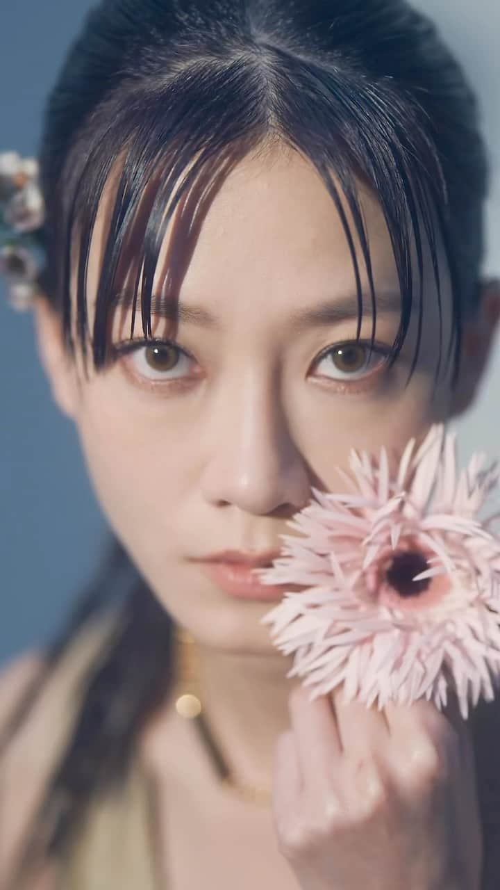 I.T IS INSPIRATIONのインスタグラム：「Sowing Suc·cess with Sin·cer·i·ty: An Interview with Fish Liew  “Although [Monica] struggles to survive under pressure, she’s eager to face challenges independently and change the status quo…she resembles me a lot.” says the actress.  Fish Liew is in full bloom. Over a decade after landing in Hong Kong, the Malaysian-born model turned-actress has a roster of roles under her belt and an award in tow. In this interview, we get a glimpse into the star’s process, hard work and the importance of sincerity in her career.   Head to the link to read the full interview.   Women’s Day Raffle: Purchase HK$1000 of womenswear pieces for a chance to join the raffle for FREE classes.  In honour of International Women’s Day, we’re hosting a self-care raffle for FREE classes to reconnect and rejuvenate your senses. Whether it’s pampering yourself with a soothing body massage or working up a sweat, you deserve it.  #ITeSHOP #WomensDay #EmbraceEquity #IWD #FishLiew」