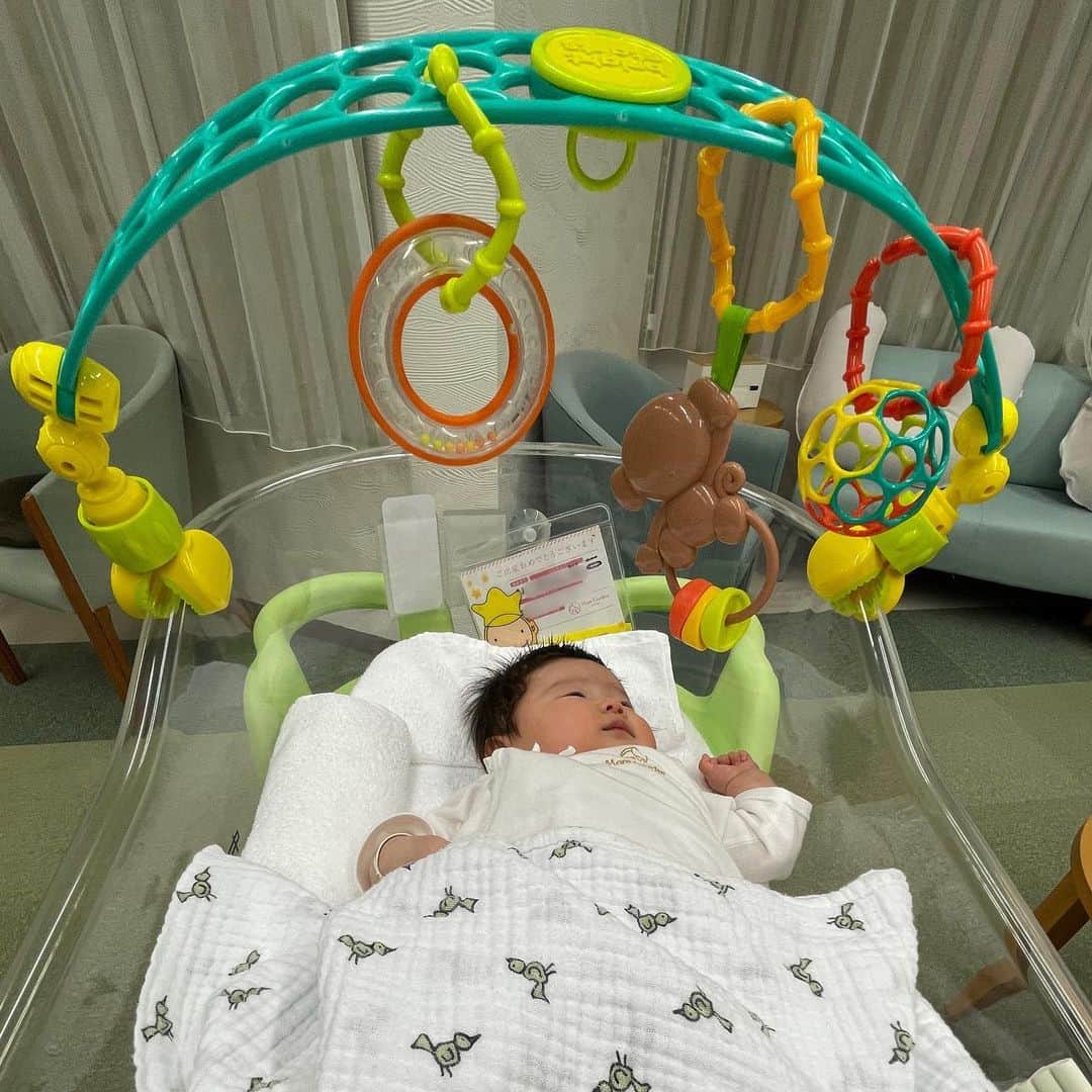 平野 早矢香さんのインスタグラム写真 - (平野 早矢香Instagram)「🍀マームガーデン葉山🍀 ・ とにかく産後は、娘第一で突っ走っていました👶 身体は想像以上に出産のダメージがあり、ペースが落ち着くまでとにかく分からないことだらけ💦 娘は1ヶ月健診一発クリアでしたが、実は私はその後も数回通って担当医の先生からやっとOKがでた感じでした😂 ・ 娘が2ヶ月になるかなぁといったタイミングでマームガーデンを利用させてもらうことになり、噂で聞いていた産後ケア…ドキドキワクワクで夫と娘と3人で行ってきました！🚘 ・ 利用させてもらった率直な感想はというと…めちゃくちゃ最高でした✨✨ まずは施設が素晴らしい！！！ 海の見える食堂（ご飯美味しすぎ😋）足湯スペース、ワーキングスペースや飲み放題のドリンクバー、本なども置いてあるラウンジ、カラオケルームに岩盤浴や貸切風呂、マッサージを受けられるスペースなどなど、とにかくのんびりゆったりそして楽しめる施設でした💕 ・ 24時間赤ちゃんを預けられるという環境なので、たっぷり休んで自分の身体を回復させよう！と思っていたにもかかわらず、いざその時になると娘を預けるのが寂しくなっちゃったり、これって育児放棄じゃないよね？と罪悪感を感じてしまったり😂 ですが実際に娘を預けて、外を散歩したり骨盤ケアを受けたり、夫と久々にゆっくり話をしたり🤣とにかく色々なことを自分の中で整理できる時間ができ、娘と向き合う時間がより愛おしく感じられるようになりました☺️このちょっとしたゆとりってやっぱり大切✨パパやママも子育て一年生！もちろん子供中心で子供が一番大切だけど、パパママが健康で前向きに楽しく子供と向き合えることもすっごく大切なんだと感じました💕「ゆっくりママになれる場所」本当にそんな場所ですね☺️  ・ マームガーデン葉山では子供を預けるベビールームが外からしっかり見えるようになっていて、スタッフの皆さんが子供たちにどんな風に接してくれて面倒を見てくれているのかもよく分かるんです✨ここは私的にはすごく安心できてありがたいなぁと思うところでした！！（写真撮り忘れました🥲笑） また私は娘が2ヶ月ぐらいのタイミングでお世話になったので、オムツのサイズアップのことや授乳のこと、それ以外にも生まれてから2ヶ月って結構色々な変化があって分からないことだらけなんですよね😂今回はその日頃のちょっとした悩み？なども助産師さんと答え合わせさせてもらった感じで安心できました😮‍💨 ・ たくさんのお母さんとお子さんと同じ施設内で時間を共有しましたが、泣いてるお子さんを見ては「子供ってやっぱりみんな泣くよね〜」と思ったり、授乳スペースでみんなでバタバタ💦苦労しながら授乳しているのを見て「私だけじゃないんだ！」と思ったり😂 誰もが通る道なんだという安心感🥹こういう経験も初めてだったのですごく貴重な時間だったと思います😌 ・ 時差投稿になってしまいましたが、娘はもうすぐで3ヶ月👶マームガーデン葉山で勉強したことを生かしながら楽しくマイペースに育児しています🎵 今現在大変な思いをしているお父さんお母さん、そして今後出産に対して不安を感じている方がいらっしゃいましたらこういう施設を利用することも検討してみてください😊私も新米ママですが、周りにサポートしてもらいながら、多くのお父さんお母さんにアドバイスをもらいながら成長していきたいと思います🙋‍♀️ ・ #産後ケア #産後ケアホテル #マームガーデン葉山 #momgarden #ほぼ手ぶらでOK #衣類やアメニティは全て無料 #気になっていた #電動搾乳機も試せた #授乳トラブルにいいハーブティーもあるなんて #授乳指導 #答え合わせできた #娘の飲みムラ発見 #これは気づかなかった #ベッドメリーも好きみたい #帰宅後早速メリーつけた😂 #ギャン泣き娘と思いきや #お利口でしたよ #穏やかでしたよ #よく寝ていましたよと言われ #ムムッ #外面がいいのか #私が勝手に思ってただけ🤔 #家にいたら他の子と比較ができないもんね #久々に本もゆっくり読んで #帰ってから子育て本購入 #骨盤ケア受けました #アドバイスもらって #骨盤ベルトも購入 #素晴らしい体験に感謝 #子育て頑張ろう☺️」3月22日 21時27分 - sayakahirano0324