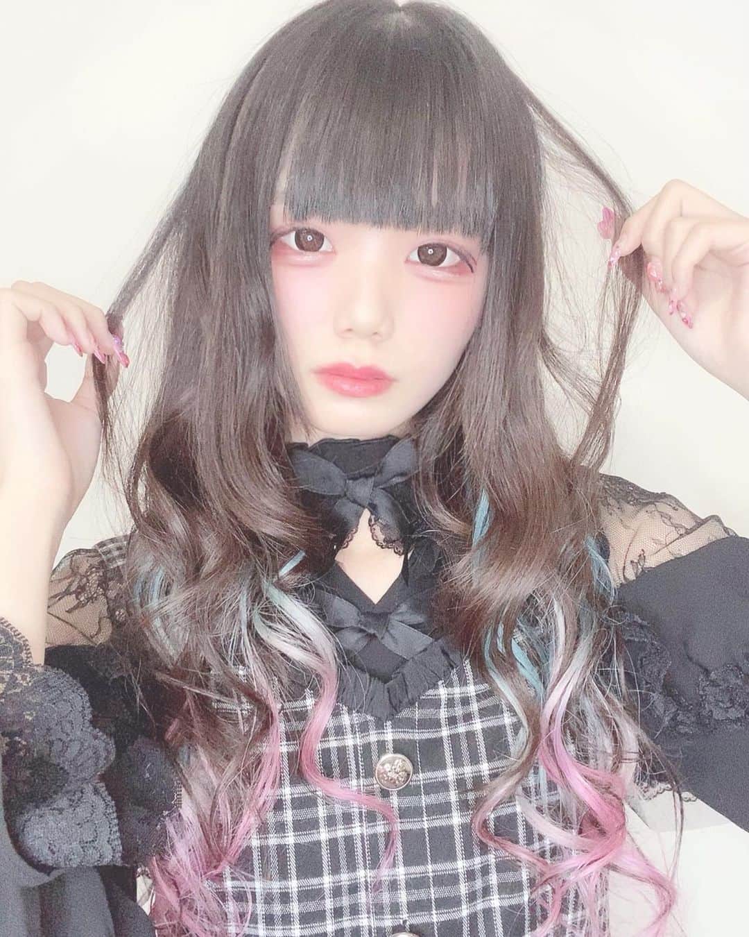 ゐななのインスタグラム：「グラデーション、、、！！！！！！😭💕💕💕  もしかしてもしかしてできるの！？と思ってお願いしてみたら本当にできてすごい( ; _ ; )めちゃくちゃかわいい！！！！ グラデーションの沼にハマってしまったかも🥲 エクステ1から染めてくれるここだからできる技すぎます😭ありがとうございます😭😭  今回は最強トリートメントとエクステを付けてもらったよᐢっ ̫ ᴗᐢ💖  私はいつも黒髪とインナー含めエクステ70本ぐらいつけてます！ インナーだけのエクステだったら22本がおすすめらしいよ🎶 地毛の長さによるけど全部つけるなら60〜90ぐらいらしいです( ◜︎◡︎◝︎ ) 毛質がほんっっとうに良いのでみんなもエクステつけてみてね₍ ᐢ. ̫ .ᐢ ₎‪‪❤︎‬ エクステ以外の技術も間違いなしなので是非てつやさんにかわいいにしてもらって下さい！🫢💞  可愛いをつくる天才のてつやさん(@tetsuya_cerisier )をフォローするとゐなな割引で安く施術して頂けるみたいなのでみんなもぴえんにしてもらお〜👶🏻🎀  #スリジエ #cerisier」