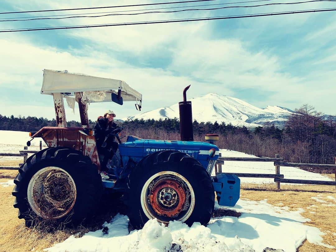 Rie fuさんのインスタグラム写真 - (Rie fuInstagram)「Dreaming of a farmer life🐄🗻#浅間山　#浅間牧場　#countrylife #farm #mountainlife」3月22日 21時29分 - riefuofficial