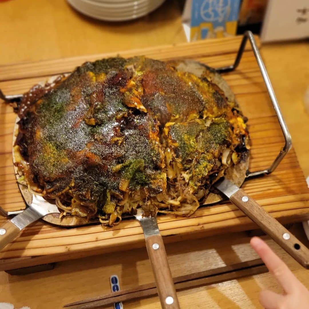 高萩洋次郎さんのインスタグラム写真 - (高萩洋次郎Instagram)「広島から牡蠣を送っていただきました！ しんやさんありがとう！！  #かきむすめ  春牡蠣といってこの時期も美味しいそうです！ 美味しかった！  今なら広島駅近くの鉄板焼き屋さん、#フワトロ　に行けば食べられますよ！  2枚目の写真 お好み焼きも最高に美味しいので広島に行った際は是非！！ うちの娘たちは、1人で1人前ペロリ  #牡蠣　#広島　#かきむすめ　#春牡蠣 #フワトロ　#エキニシ　#お好み焼き」3月22日 21時29分 - yojiro_08