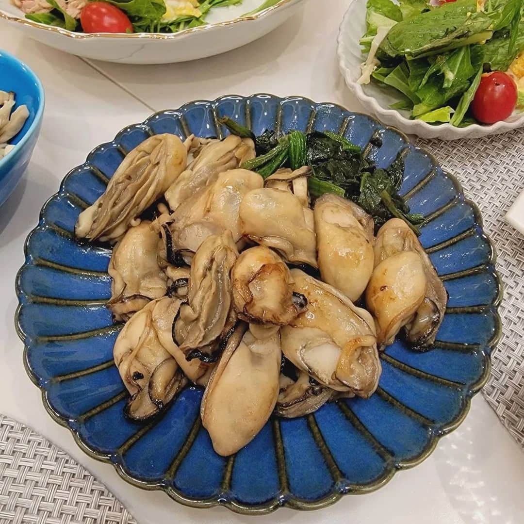 高萩洋次郎さんのインスタグラム写真 - (高萩洋次郎Instagram)「広島から牡蠣を送っていただきました！ しんやさんありがとう！！  #かきむすめ  春牡蠣といってこの時期も美味しいそうです！ 美味しかった！  今なら広島駅近くの鉄板焼き屋さん、#フワトロ　に行けば食べられますよ！  2枚目の写真 お好み焼きも最高に美味しいので広島に行った際は是非！！ うちの娘たちは、1人で1人前ペロリ  #牡蠣　#広島　#かきむすめ　#春牡蠣 #フワトロ　#エキニシ　#お好み焼き」3月22日 21時29分 - yojiro_08