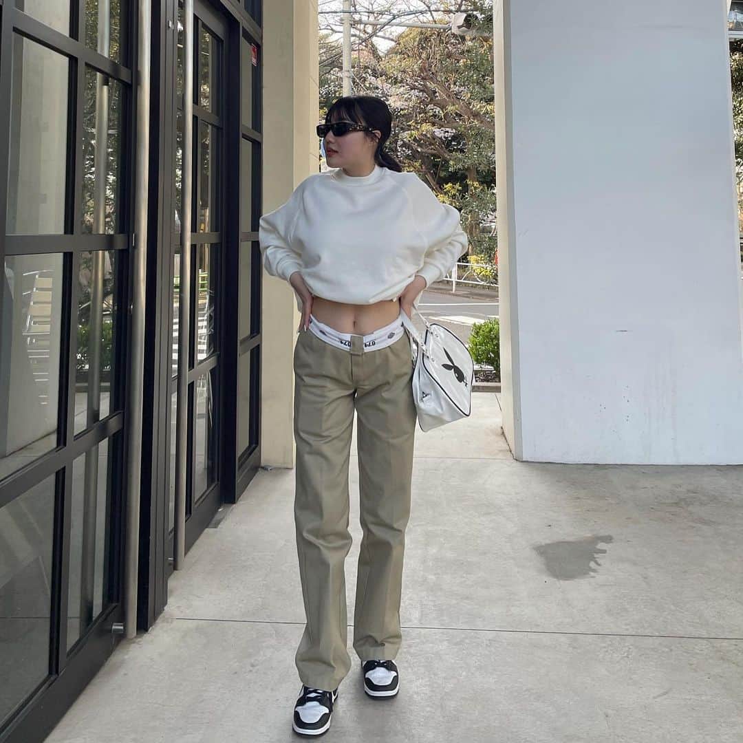 河崎みーなのインスタグラム：「久しぶりに履いたけどかわい🖤  ウエスト閉めたまま折れるようになりました(去年は開けんと閉めれんかった)www🐰 . . .」