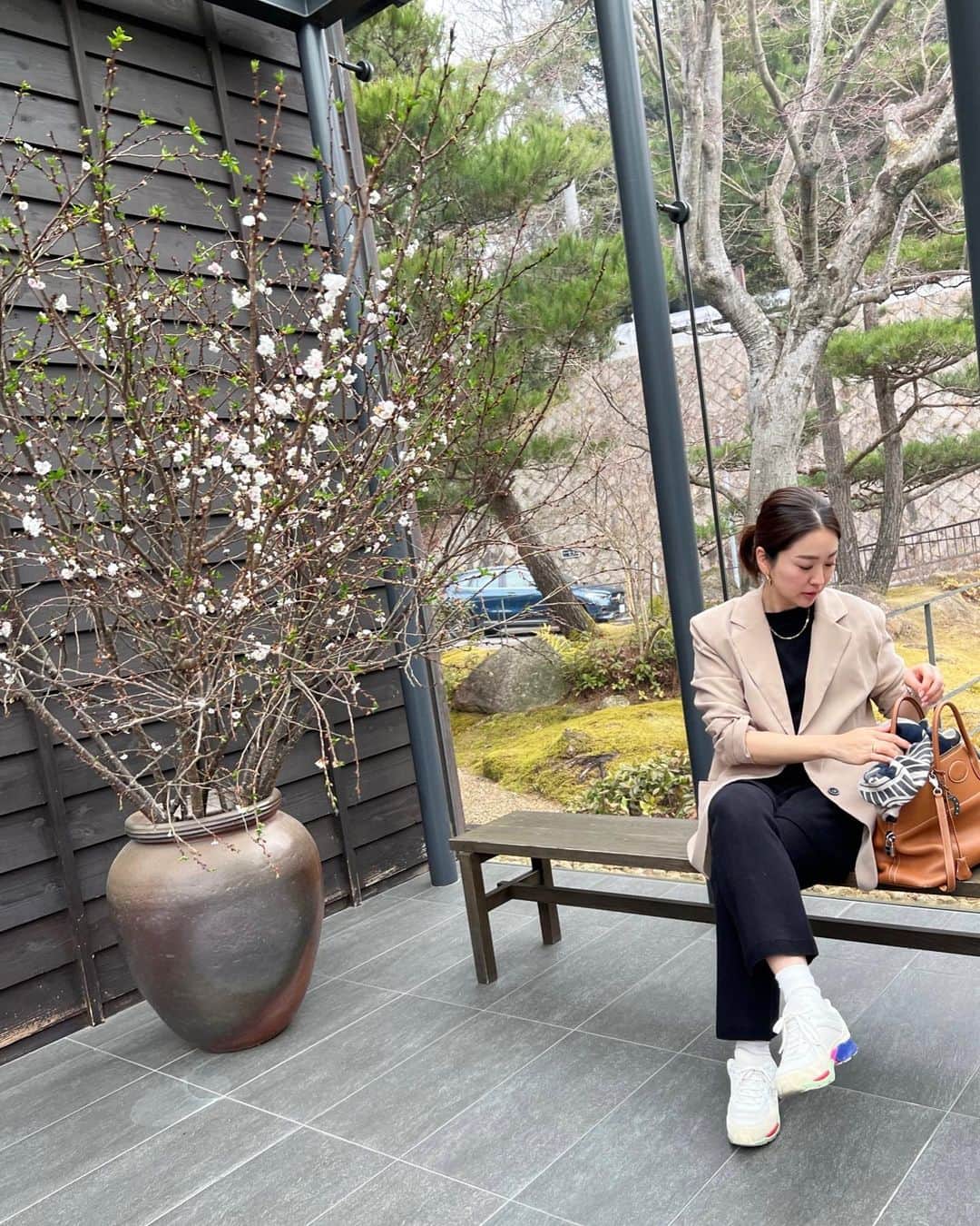 林香里のインスタグラム：「・ ・ 久しぶりに有馬温泉で、のんびり♨️ そして珍しく久しぶりにジャケットなんて着てみた☺︎ メンズライクなジャケットに　@charmante__femme のセットアップを合わせて、かっちりすぎないラフな感じに♡ ホテルstayだし移動もあるって時にバッチリ👌🏻  #coordinate#wardrobe#outfit」