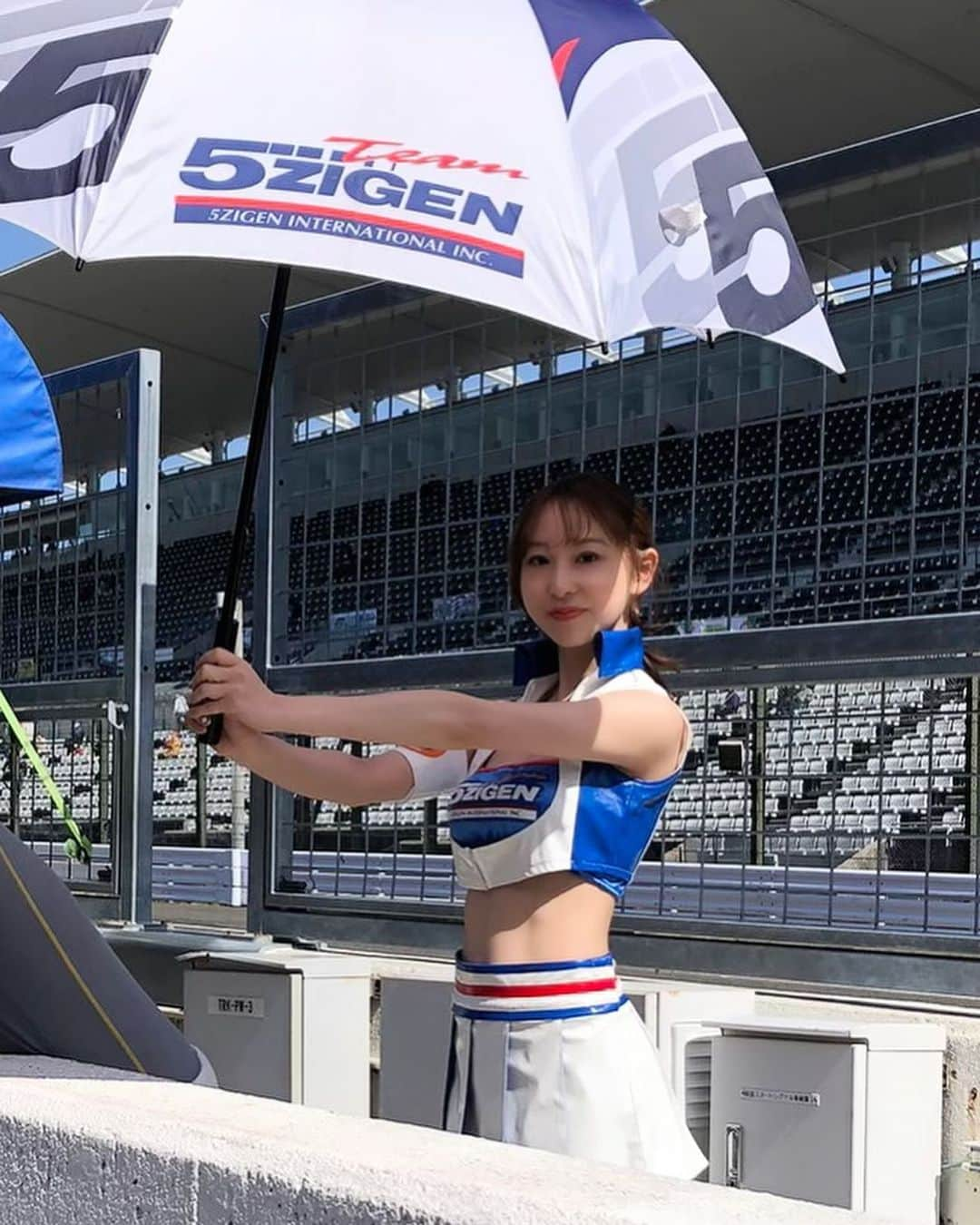 高垣かれんのインスタグラム：「・ s耐開幕戦🏁楽しかった〜🎶 写真撮ってくれた皆さんありがとうございます😊  4月1日、2日は京都市にある Cafe9560に行きます〜！ 会いにきてくれると嬉しいです🥹  新しくSNSフォローしてくれた皆さんありがとう💕 よろしくね✨ . . #team5zigen #team5zigen9560girl #cafe9560  #被写体モデル  #モデル #レースクイーン #スーパー耐久 #s耐 #japanesegirl #japanesemodel #时装 #오오티디 #대일리룩 #얼짱 #셀피 #漂亮」