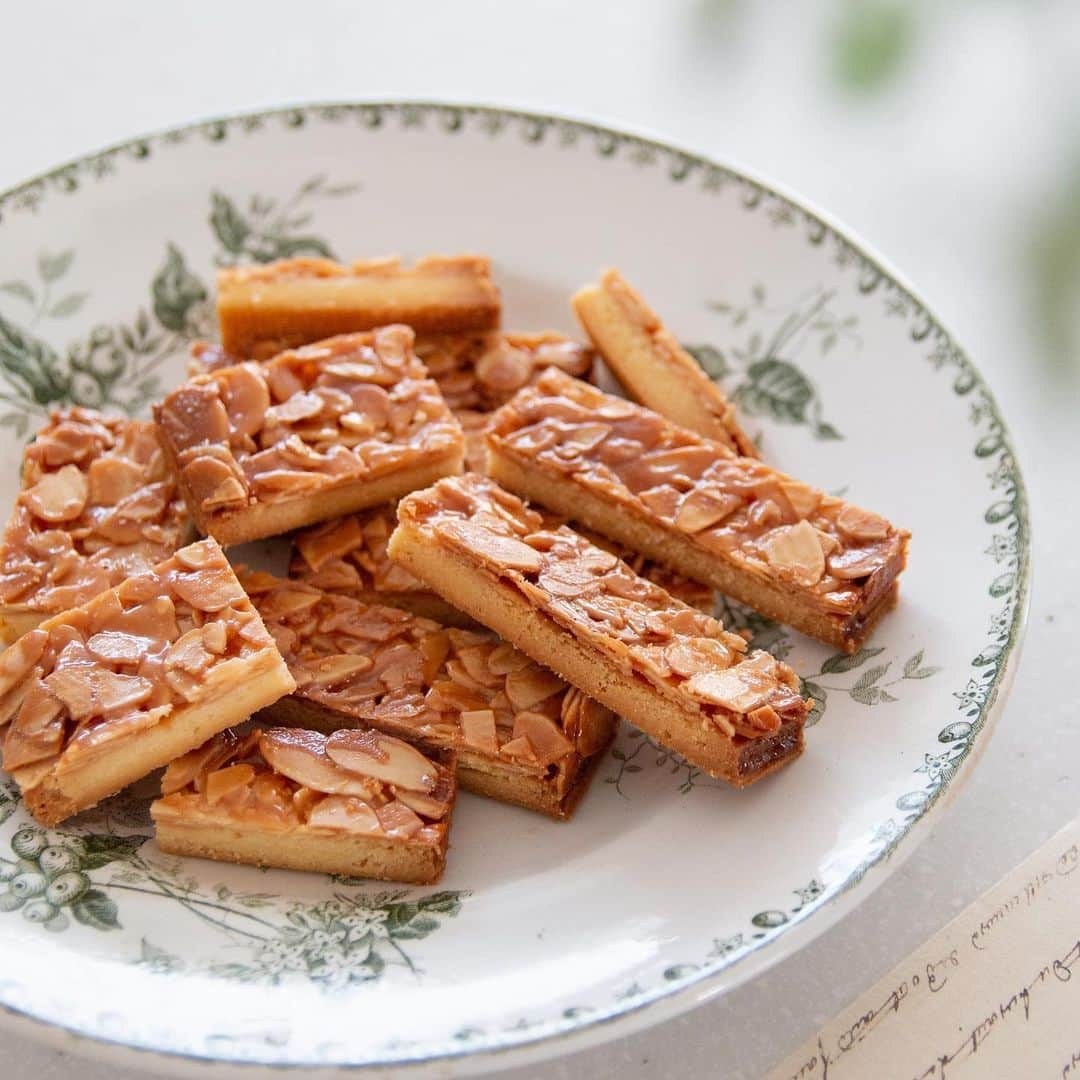 marimoのインスタグラム：「【お菓子をおいしそうに撮るための写真講座】  ４月から、約２年ぶりの講座スタートとなります！  スタイリングセットの販売もあります♫（写真２枚目）  受付期間は3/25(土)〜29(水) ５日間限定です。  講座詳細はブログ「marimo cafe」をご覧ください！  @marimo_cafe プロフィール欄リンク、ストーリーズより飛べます🕊  ーーーー  𖧷このアカウントでは初心者でも美味しく作れるレシピやお菓子教室のご案内を投稿しています♫  𖧷レシピ一覧はプロフ欄リンクよりご覧いただけます🥸 こちらから→ @marimo_cafe  𖧷レシピ本最新刊『本当においしいお菓子の作り方』KADOKAWAより発売中！ 全国の書店、ネット書店にて購入できます♫  𖧷いつもいいね、コメント、フォローありがとうございます☺️励みになっております🫶  ーーーー  #お菓子作り #お菓子作り記録 #手作りお菓子 #焼き菓子好きな人と繋がりたい #おやつ #フロランタン #写真講座」