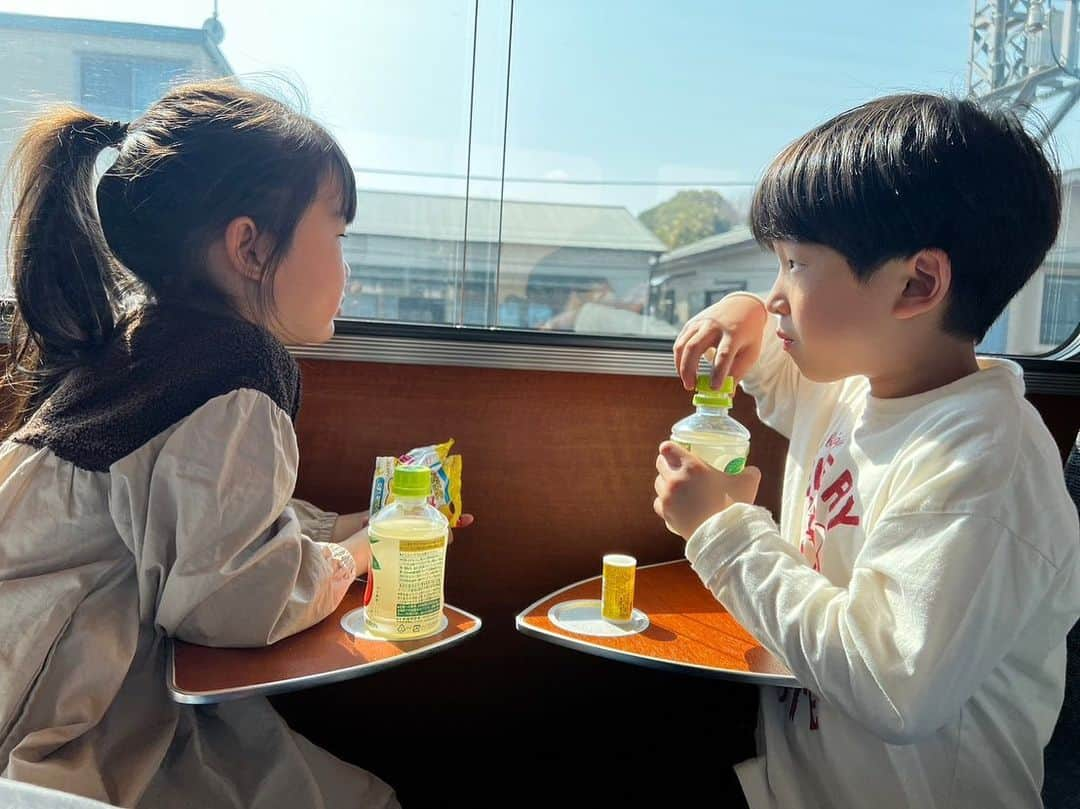 小西ゆりなさんのインスタグラム写真 - (小西ゆりなInstagram)「息子の生後4ヶ月の時に出会った初めての親子共に同い年のお友達👦👧👩🧑 未就園卒業旅行をしたあの日からあっという間に3年経ち… 幼稚園卒園旅行に行ってきました🌸 お互い住んでる地域も幼稚園も小学校も全然違うけど…親子共にいつも仲良くしてくれてありがとう♡ 次は小学校卒業旅行に行きたいけど、きっと男女の友情は難しいお年頃かな😅 そんな訳で次回は母達だけ旅を企んでます😁 #同い年 #2016年生まれ #もうすぐ小学生 #卒園旅行 #箱根旅行 #男女の友情 #仲良し #ママ友 #ロマンスカーの旅 #親子旅」3月22日 21時38分 - yurina_konishi