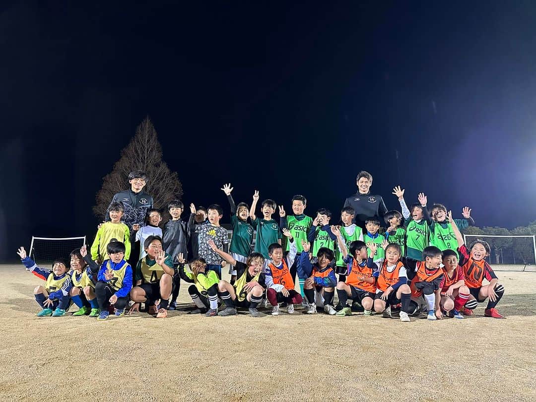 國領一平のインスタグラム：「✨サッカー教室開催✨  2023.3/16  運営する「JYUYON 14 ACADEMY」の取り組みとして東近江市の平田グラウンドにて無料サッカー教室を開催させて頂きました👏  平日夜にも関わらず約35名が参加してくれました⚽️今回は協調性を養う為にチーム分けをし、グループ対抗でゲームを多く行いました👏  今回も元気よく楽しそうに走り回ってプレーくれて何よりでした🏃✨  これからも地域の企業様・個人様と協力し、スポーツを通して「生きる力」を育めるような場を地域の子供達に向けて提供できるように「地域共創パートナー」と共に活動していきます🔥  前回に引き続き、今回のサッカー教室も地域共創パートナー様のご協力の下、開催させてもらっております⚽️  今後も定期的にサッカー教室や運動教室など子供達がスポーツを通して「生きる力」を育めるような環境の創出を目指していきたいと思います🤝 __________________ 　 【地域共創パートナー】 ✨こちすま✨ 住所: 滋賀県大津市中央一丁目4-10 TEL:077-526-8586  ✨潤鍼灸院✨ 住所:滋賀県東近江市垣見町756-2 TEL:0748-43-0789  ✨池本自販✨ 住所:滋賀県東近江市東沖野2丁目3-38 TEL:0748-22-3525  ✨hair salon Ace✨ 住所:滋賀県東近江市五個荘北町屋町341 TEL:0748-26-5738 __________________  ⭐️地域共創パートナー募集⭐️  地域の子供達の未来に向けて運動機会や技術向上の創出をJYUYON 14 ACADEMYと共に目指してくださる企業様・個人様を募集しております。  共に地域の子供達に向けて活動して下さる方はHPまたはDMにてお問い合わせ下さい📩 __________________  #jyuyonacademy #jyuyonsoccerschool  #jyuyonschool #地域共創パートナー #潤鍼灸院 #hairsalonace #滋賀県 #東近江市 #生きる力をスポーツで #サッカー教室 #運動教室」