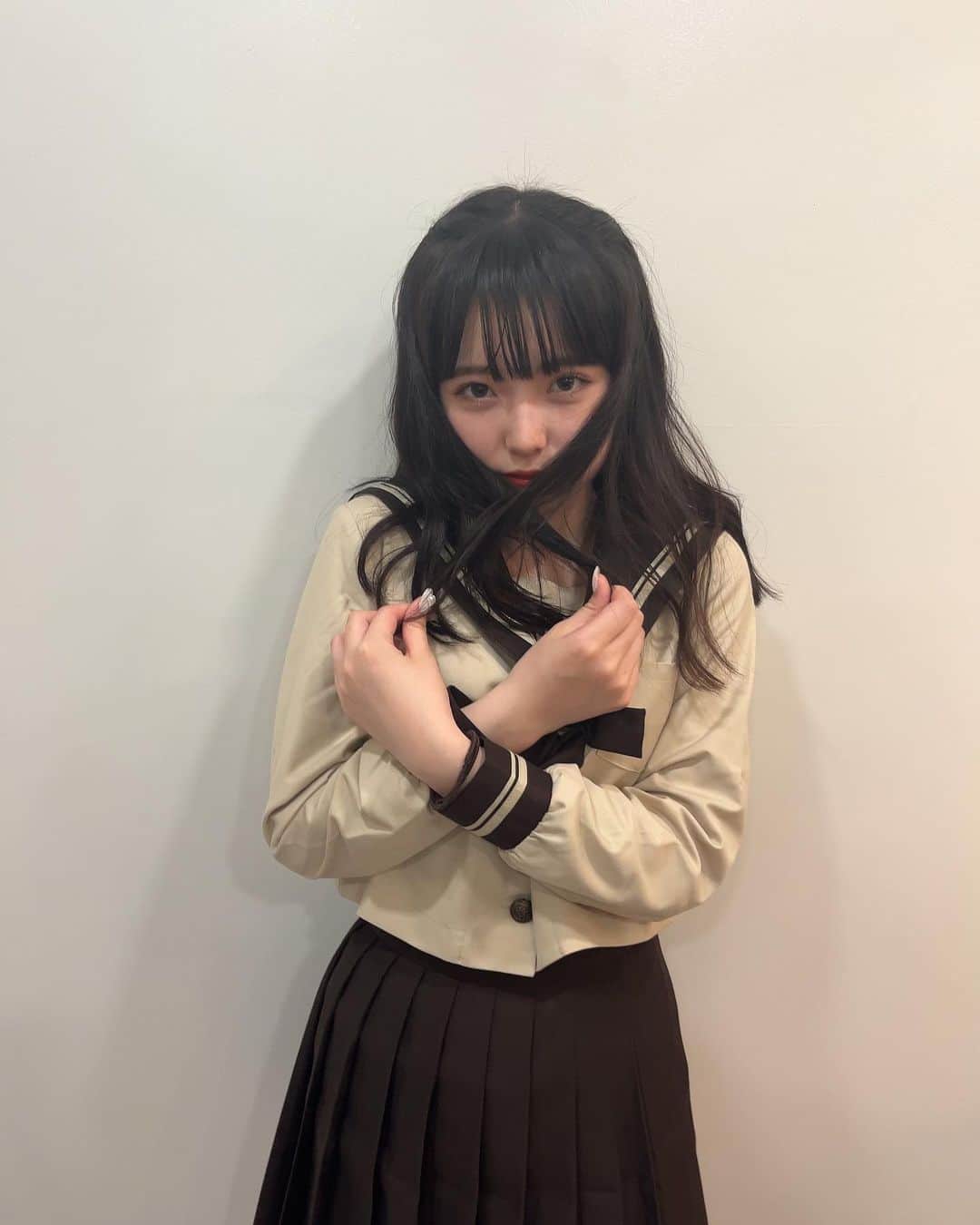池未来実のインスタグラム：「撮影で中学ぶりのセーラーを着ました､､ また公開されたらお知らせするね📢🤍  #05 #池未来実 #sjk #制服 #セーラー服 #ヘアアレンジ」