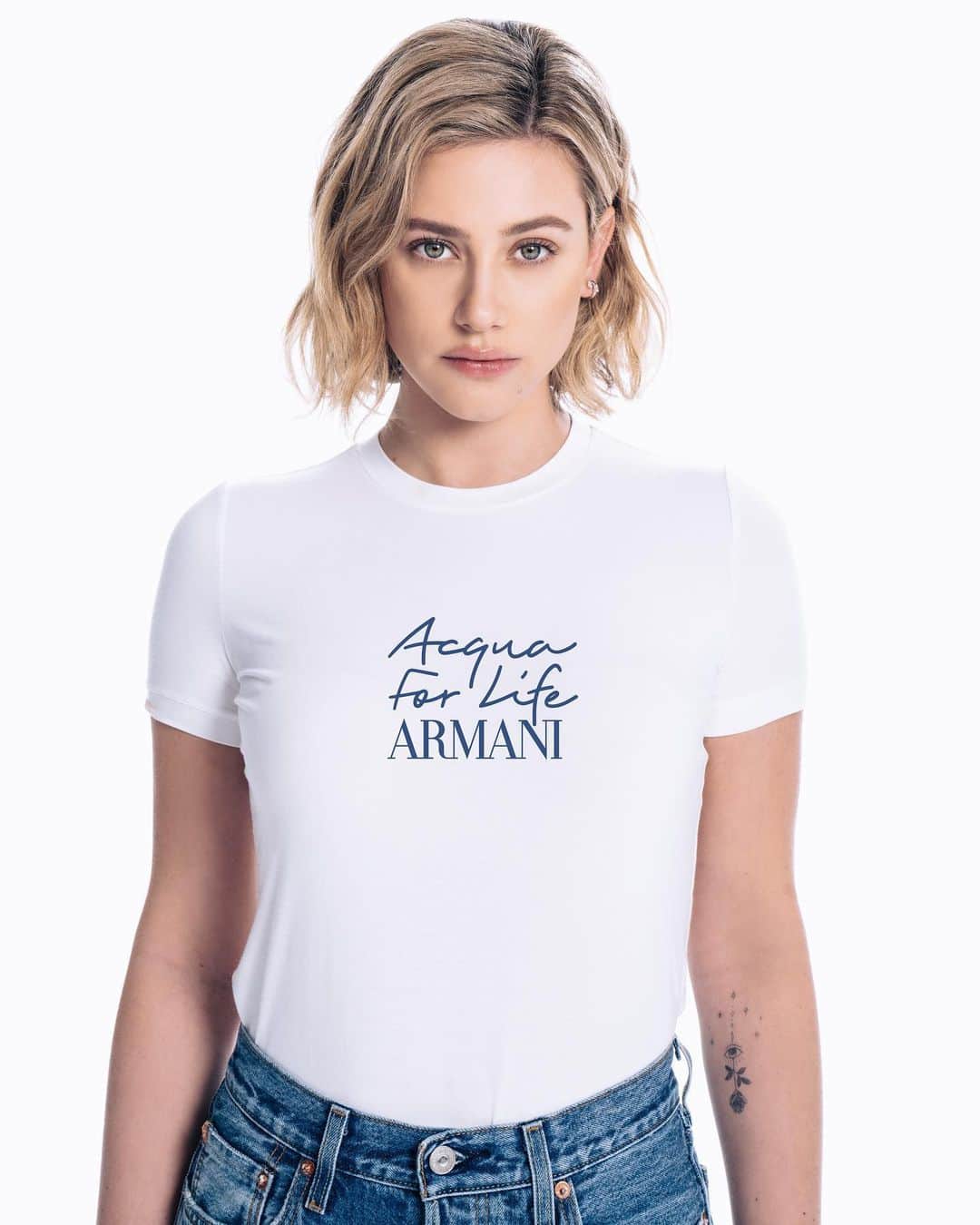 リリ・ラインハルトのインスタグラム：「Today is World Water Day. Women and girls around the world spend a collective 200 million hours a day collecting water, a duty that deprives them to work or go to school. Because everything begins with water, @armanibeauty ACQUA FOR LIFE initiative has been a source of clean water for 590,000 people, in 23 countries and aims to be a source for 1 million people by 2030. Be a source and learn more about Acqua for Life on armanibeauty.com #armanibeauty #AcquaforLife」