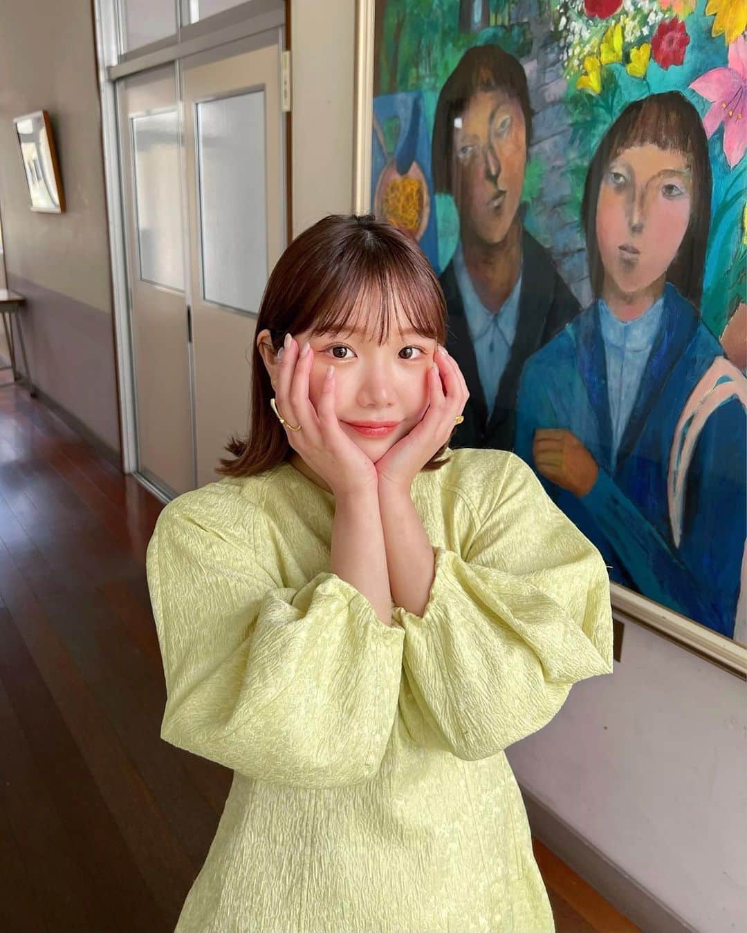 きりまるのインスタグラム：「. さいきんのイロイロ写真 🦙🦒🦛  さいきんは朝からの仕事が多くて、 早寝 早起きの生活が できるようになってきた〜！ やけんイチニチが長く感じるよ〜🐰🫶🏻 朝5時とかに寝よったじぶんが 考えられん。笑笑  今日はひさびさ完全オフ貰ったけん イチニチ 溶けるように寝ました。 何もせん日がいちばん幸せやな〜〜🦙 って思いながら過ごした！  みんなは何しよん時がいちばん 幸せ〜ってなる？😽 .」