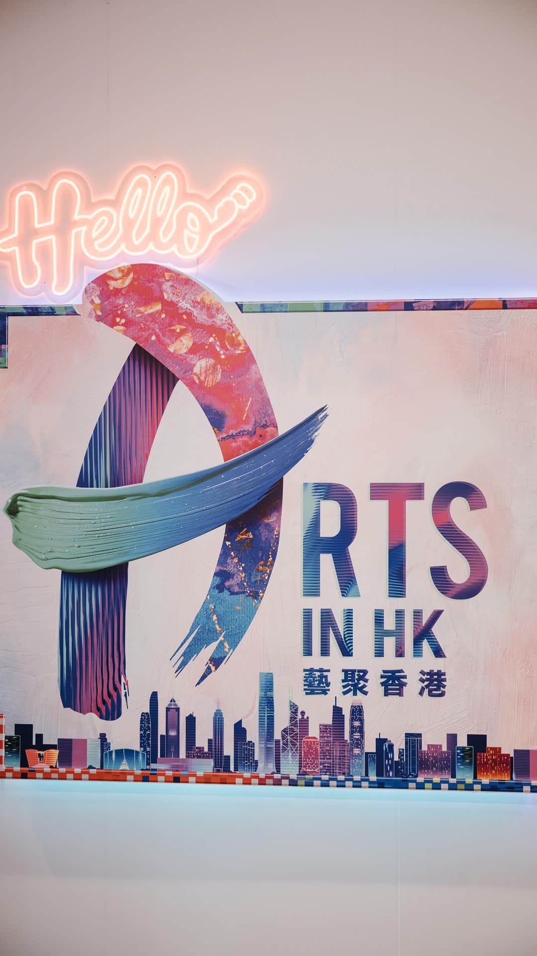 Discover Hong Kongのインスタグラム：「【Art Central is Opening Now! Enjoy Artworks Also in the Arts in HK Café!】 This year, @ArtCentralHK is featuring 70 galleries from all over the world, in which 60 are Asian galleries, and a lot of wonderful artworks from Hong Kong. Remember don’t miss the Arts in HK Café connecting eight local and international artists, who paired up to create four new cross-disciplinary artworks that reinterpret Hong Kong’s cityscapes through different traditional and contemporary art forms: illustration, craft, street art and digital art. Let’s sip your coffee and take a quick walk with us to see the hottest Asian artworks!  【Art Central開幕喇！連展區Café都有藝術品睇！】 今年有70間嚟自世界各地嘅畫廊參展，當中仲有唔少嚟自香港嘅精彩展品！記得要去埋《藝聚香港 Café》，欣賞四組本地及國際藝術家嘅聯乘創作，以插畫、工藝、街頭藝術同數碼藝術，呈現香港唔同嘅城市風景！即刻跟我哋快行一轉，嘆住咖啡睇睇最熱門嘅亞洲藝術作品！  #HelloHongKong #DiscoverHongKong #ArtsinHongKong #ArtCentralhk」