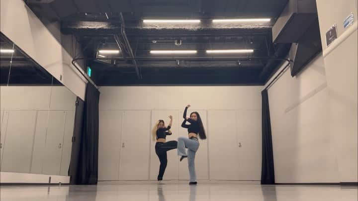 Ayanaのインスタグラム：「_   VOGUE & Heels Practice 　 　 w/ @mayuota__ 💛💛💛 　 　 @chiseninja さんレッスンの復習を兼ねて🔥 　 　 #vogue#voguer#voguing #voguefemme#voguefem #heels#longhair#asiangirls #ヴォーグ#ヴォーギング#ヒールダンス」