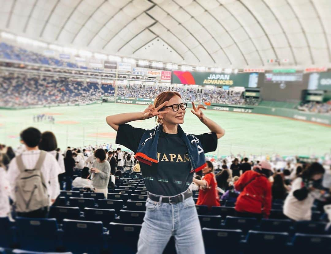 朝日奈央のインスタグラム：「WBC優勝おめでとうございます😭🇯🇵 日本中に沢山の感動を与えてくださった侍ジャパンさん。 最後まで諦めずに闘う姿。本当に本当にかっこよかったです😭  Tシャツはスタイリストさんが手作りで作ってくれました😣 グッズを買いたかったのだけれどユニフォームが売り切れていたっていう話を現場でしていたら、スタイリストさんが応援Tシャツを作ってくださりました🥹優しさに感謝です😭🤲🏻  東京ドームの中にあるスクリーンでもカーネクストのCMが流れていて、嬉しくて写真を撮ってもらいました🤍  #WBC #カーネクスト #クルマドンナ」