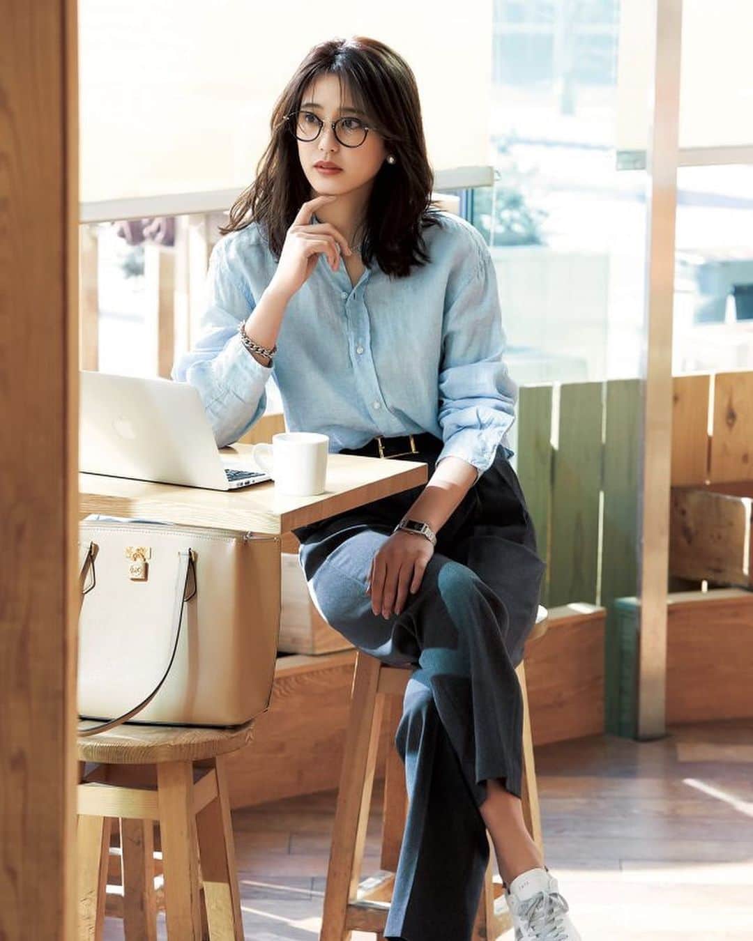 山崎紘菜のインスタグラム：「@classy_mag_insta  4月号 発売中。。。🌸 カッコいい先輩、特集でっす。 #classy #4月号」