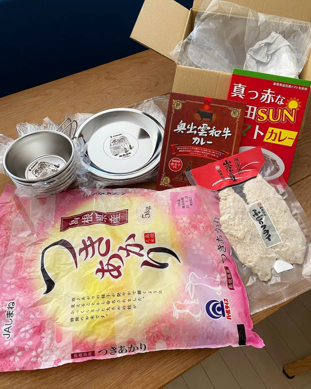 ネゴシックスのインスタグラム：「島根ロケで頂いたのをメタル食器で食べる ＆ フグの味醂干しを水に浸しておいたらかなり戻った感アリ」